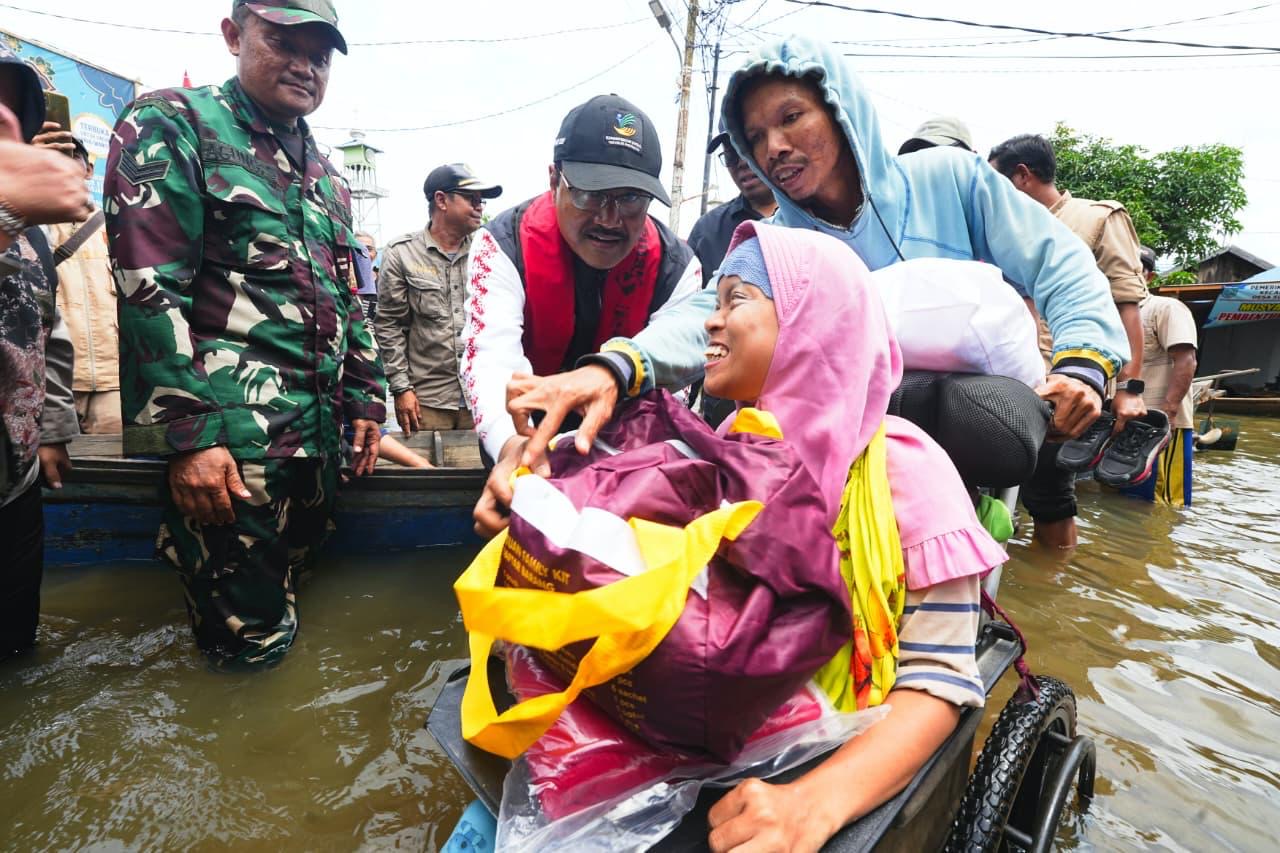 Keterangan Foto   Menteri Sosial Saifullah Yusuf (Gus Ipul) turun langsung ke lokasi bencana banjir di Desa Keramat, Kecamatan Sungai Tabuk, Kabupaten Banjar, Provinsi Kalimantan Selatan.