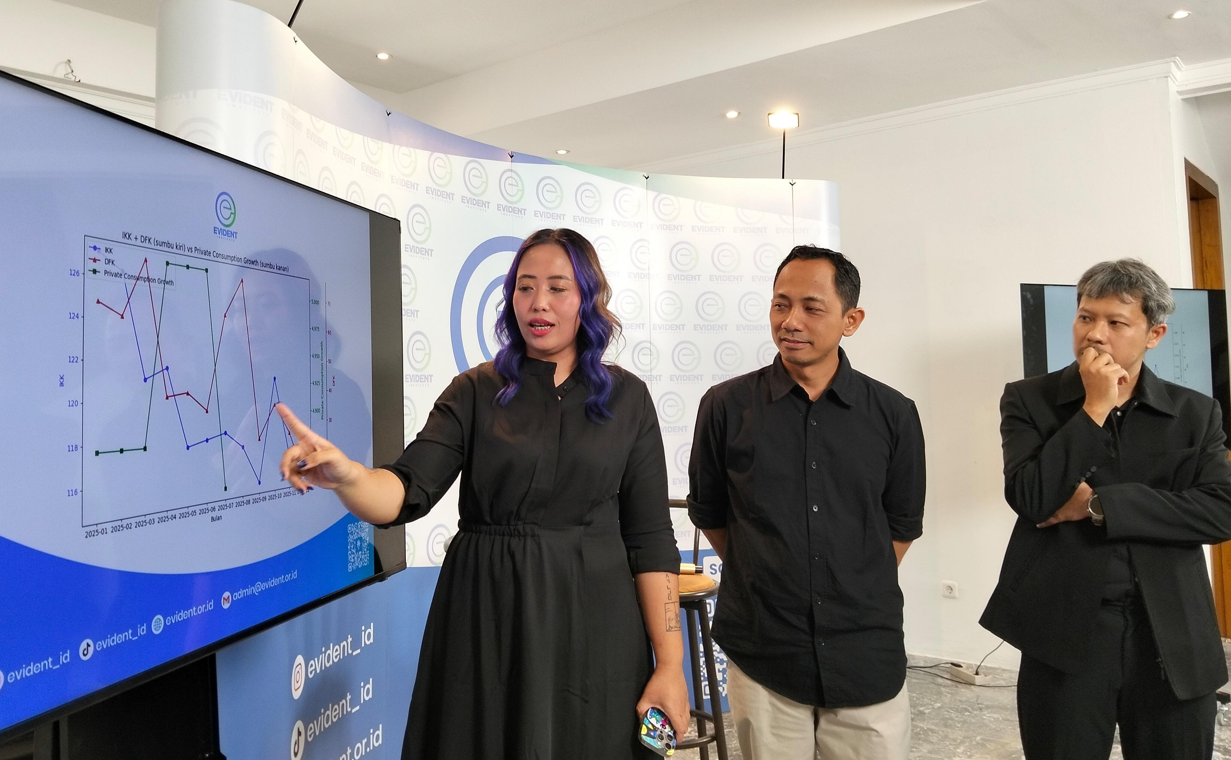 Eksekutif Direktur Evident Institute Rinatania Anggraeni Fajriani (kiri) bersama tim memaparkan soal disinformasi, fitnah, dan ujaran kebencian sepanjang 2025 di Jakarta (6/1). (Hilmi/Jawa Pos)