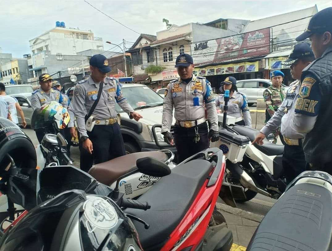 Petugas Sudinhub Jakarta Selatan menertibkan kendaraan roda dua yang parkir di sembarang tempat.