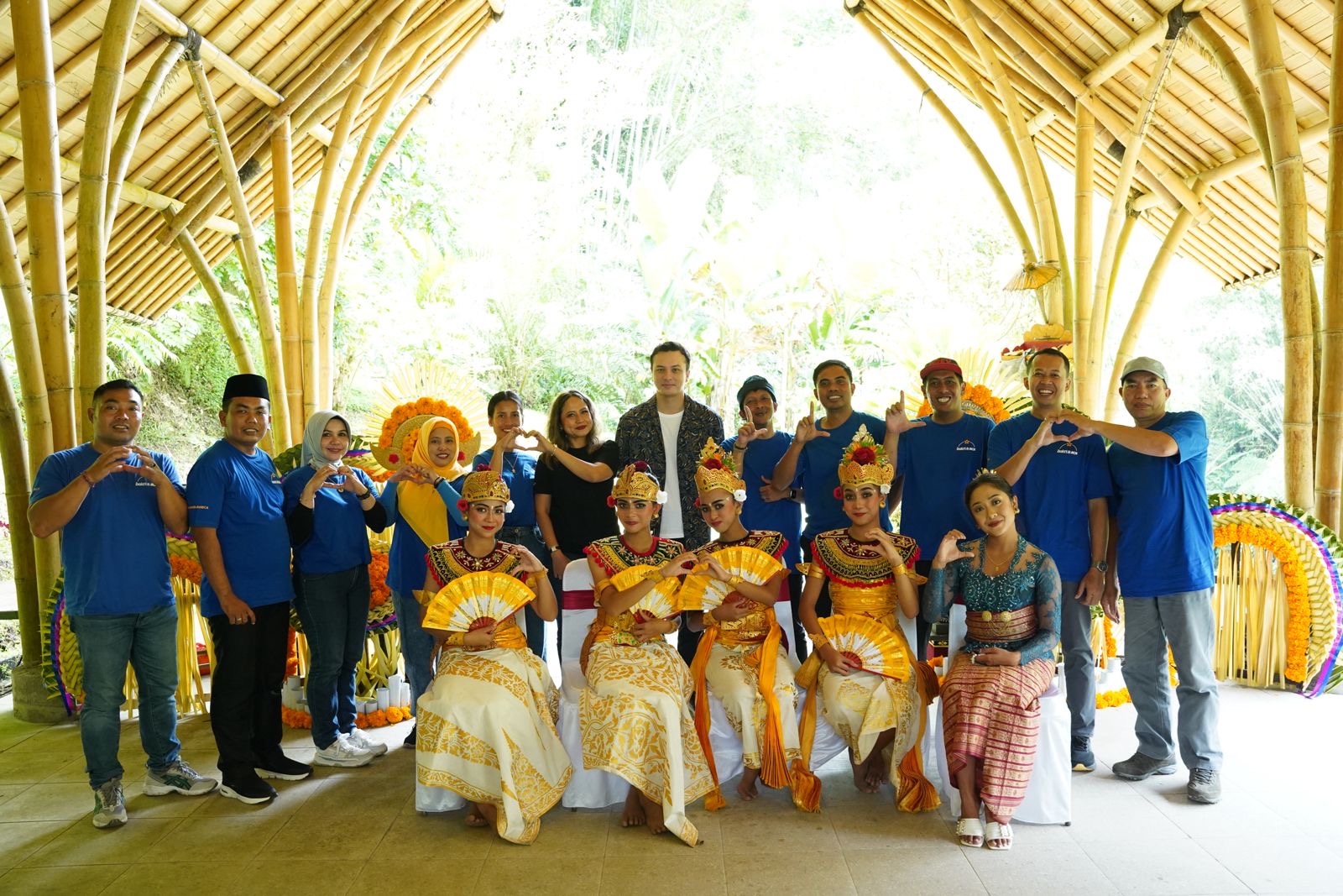 Duta Bakti BCA Nicholas Saputra (tengah) dan EVP Corporate Communication & Social Responsibility BCA Hera F. Haryn (belakang, enam dari kiri) bersama perwakilan pengurus 10 Desa Bakti BCA.
