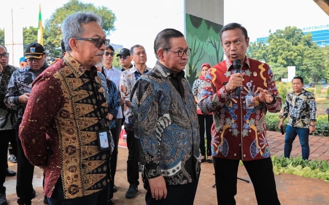 Gubernur Jakarta Pramono Anung bersama Wali Kota Jakarta Timur Munjirin meninjau Taman Gapura Muka Cakung.