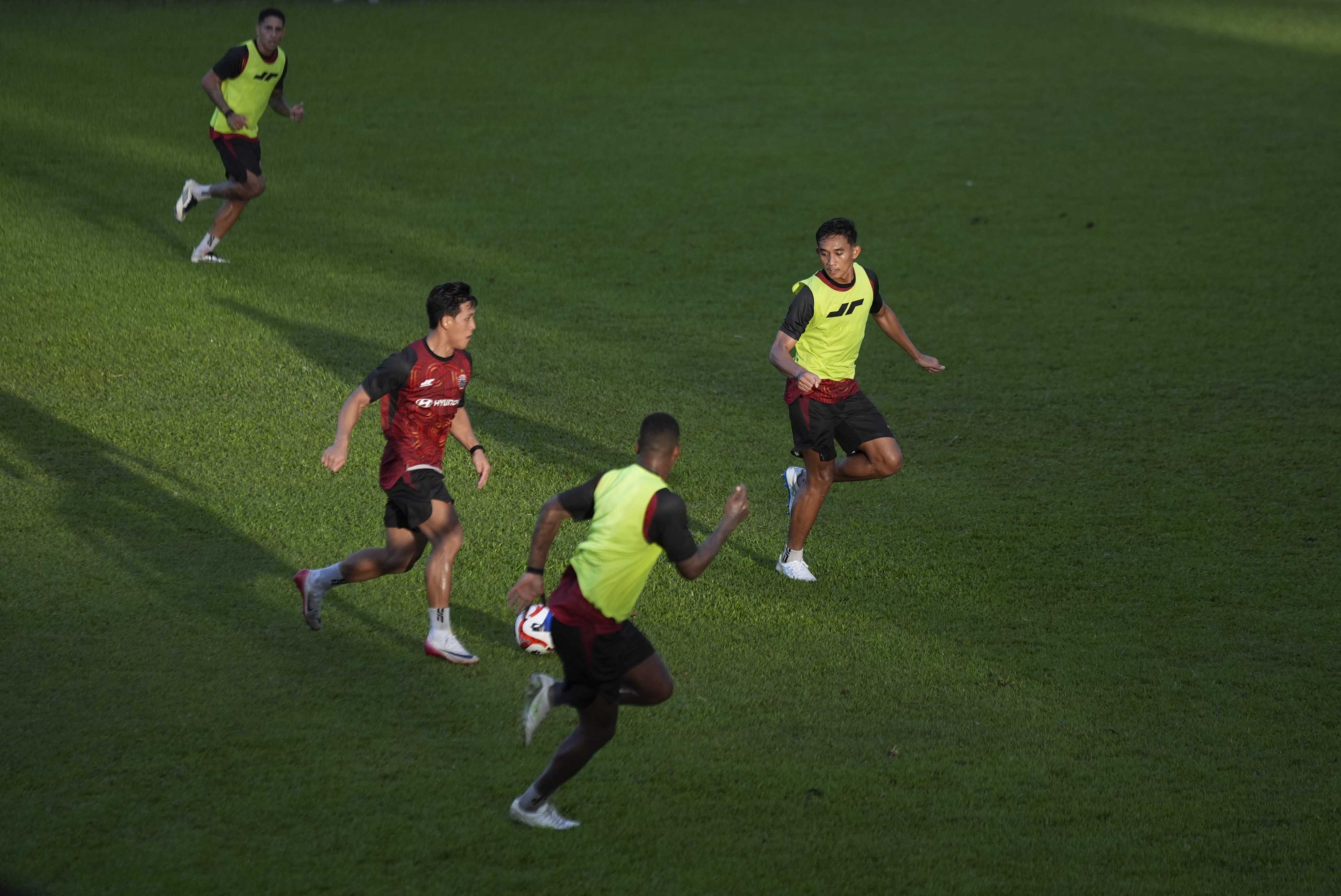 Skuad Persija terus berlatih jelang menghadapi laga klasik melawan Persib Bandung di Stadion Gelora Bandung Lautan Api (GBLA) pekan depan.