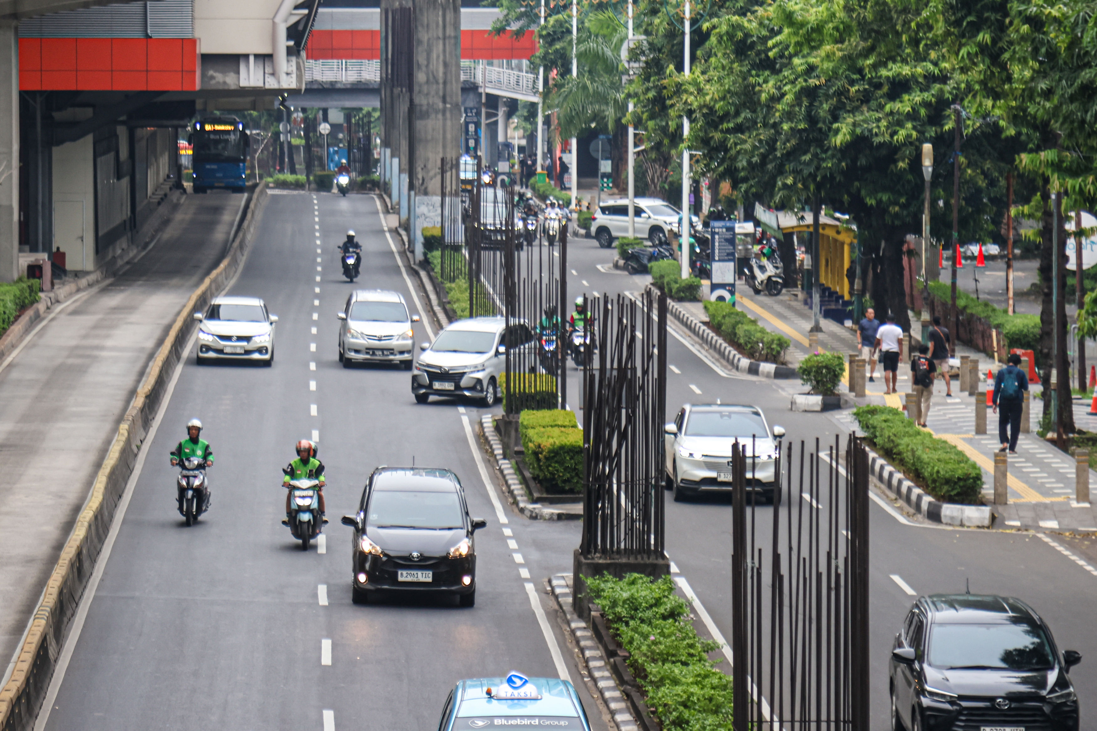 Sejumlah kendaraan melintasi tiang-tiang bekas proyek monorel Jakarta di Jalan HR Rasuna Said, Jakarta Selatan.