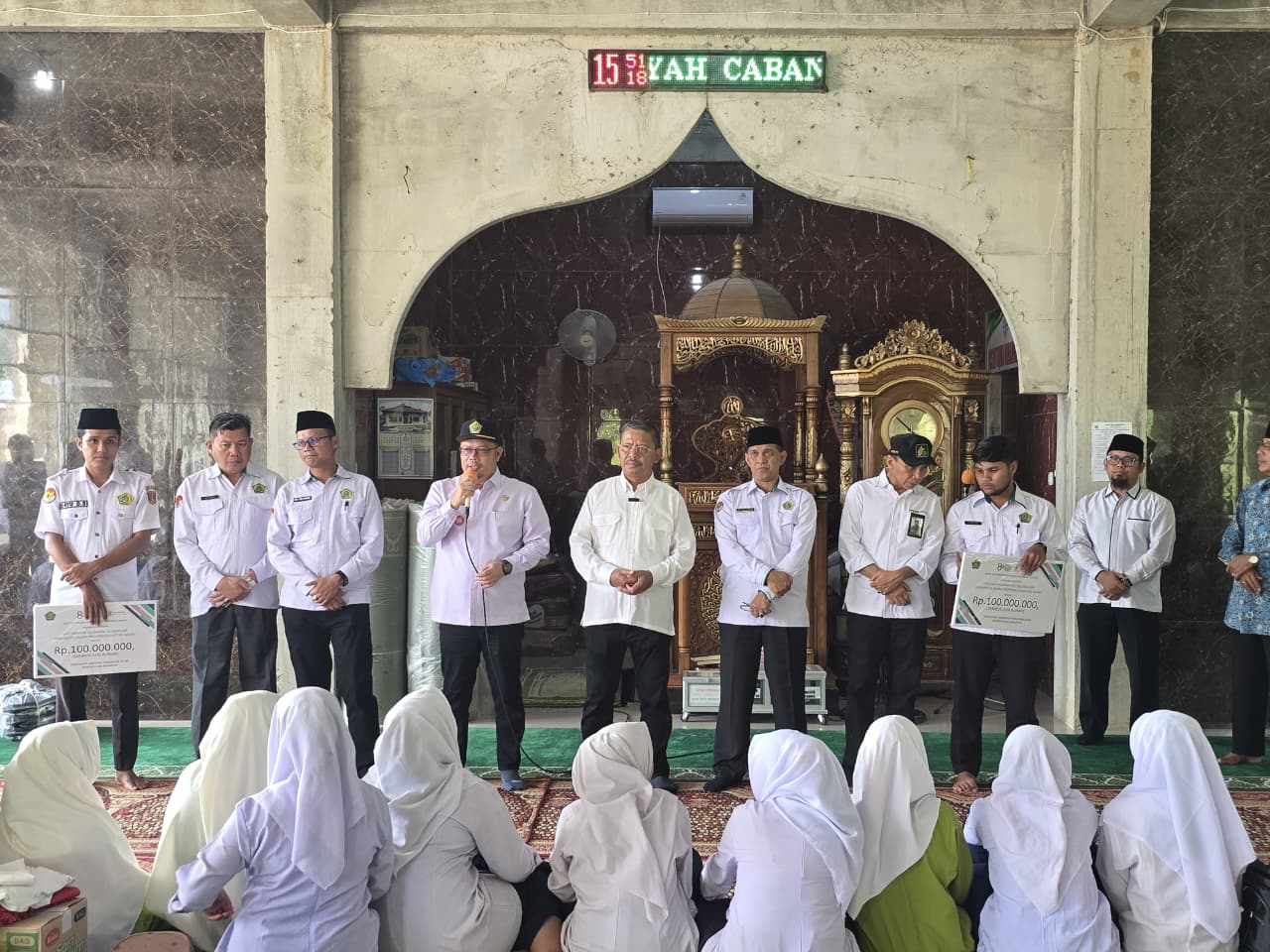Proses pembelajaran di Sumatera Barat dilakukan secara darurat di masjid. Karena bangunan madrasahnya hilang tersapu banjir bandang beberapa waktu lalu. (Dok. Kemenag)