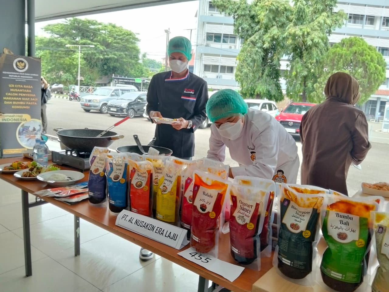 Uji citarasa bumbu nusantara yang akan dikirim ke Arab Saudi sebagai bumbu utama katering haji di Asrama Haji Pondok Gede Jakarta (8/1). (Hilmi/Jawa Pos)
