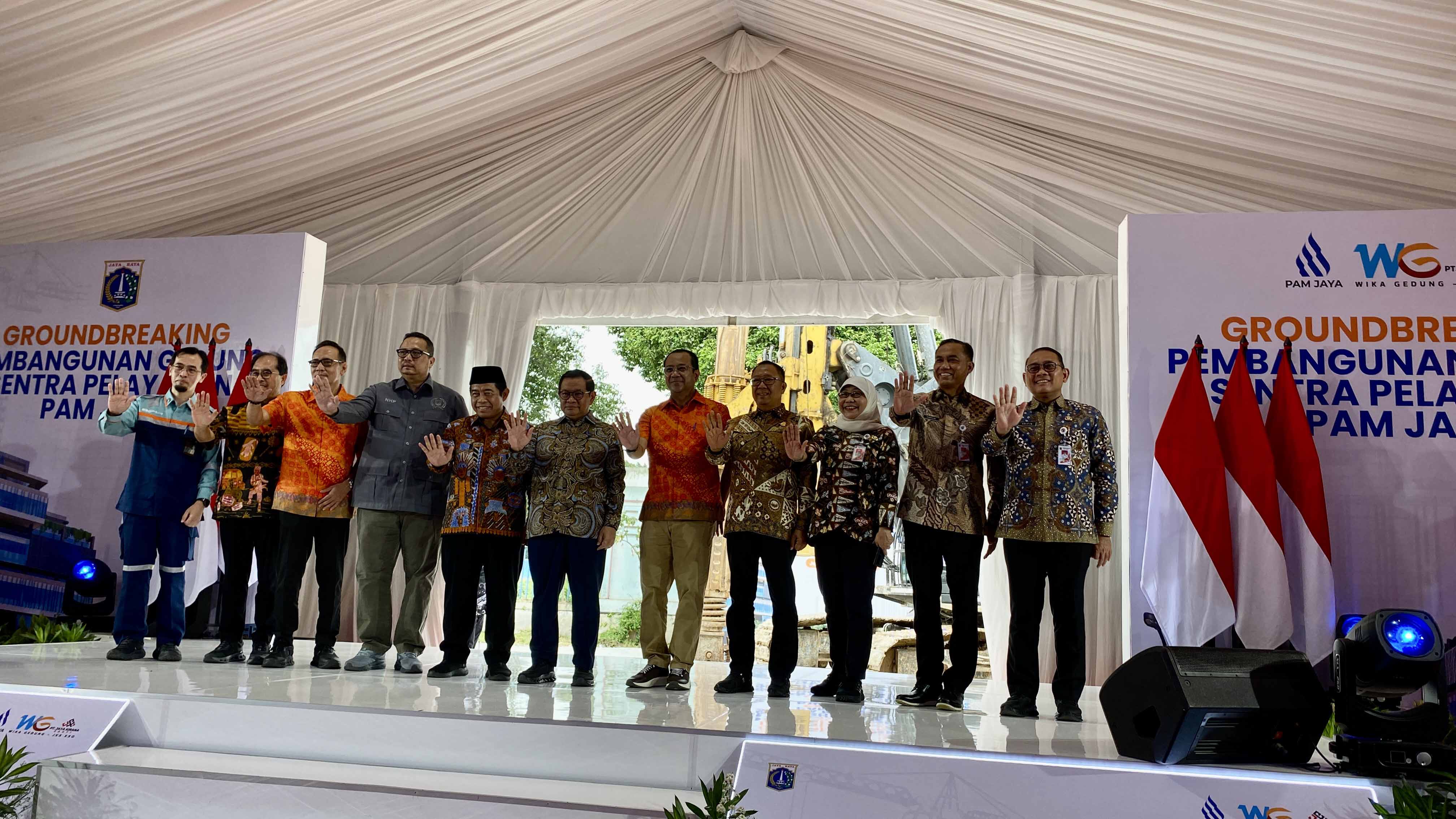 Gubernur DKI Pramono Anung (tengah) setelah meresmikan pembangunan gedung sentra pelayanan terpadu di Jakarta Pusat.