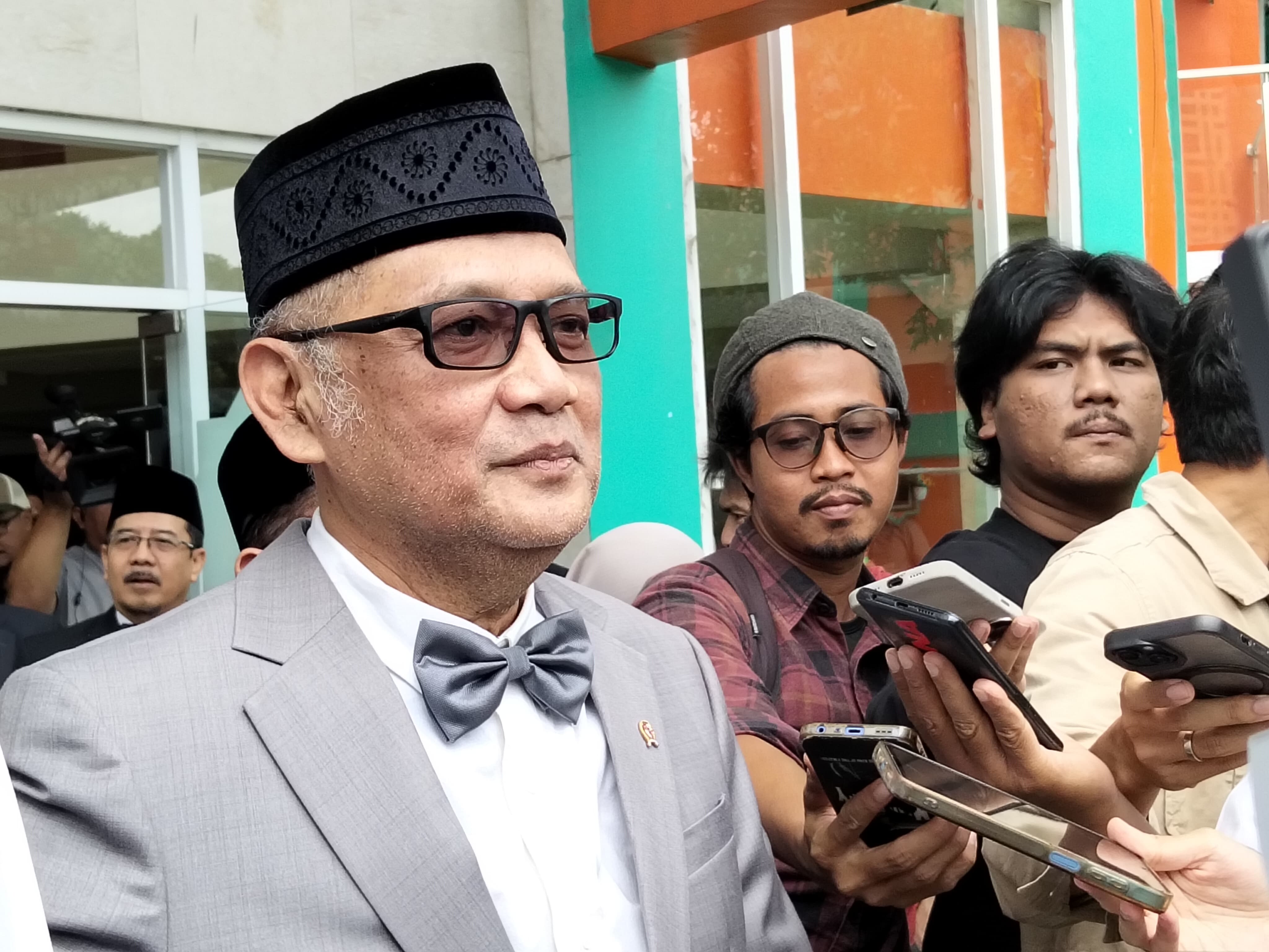 Menteri Haji dan Umrah (Menhaj) Mochammad Irfan Yusuf memberikan penjelasan soal pencairan dana jemaah haji khusus di Asrama Haji Pondok Gede Jakarta (8/1). (Hilmi/Jawa Pos)