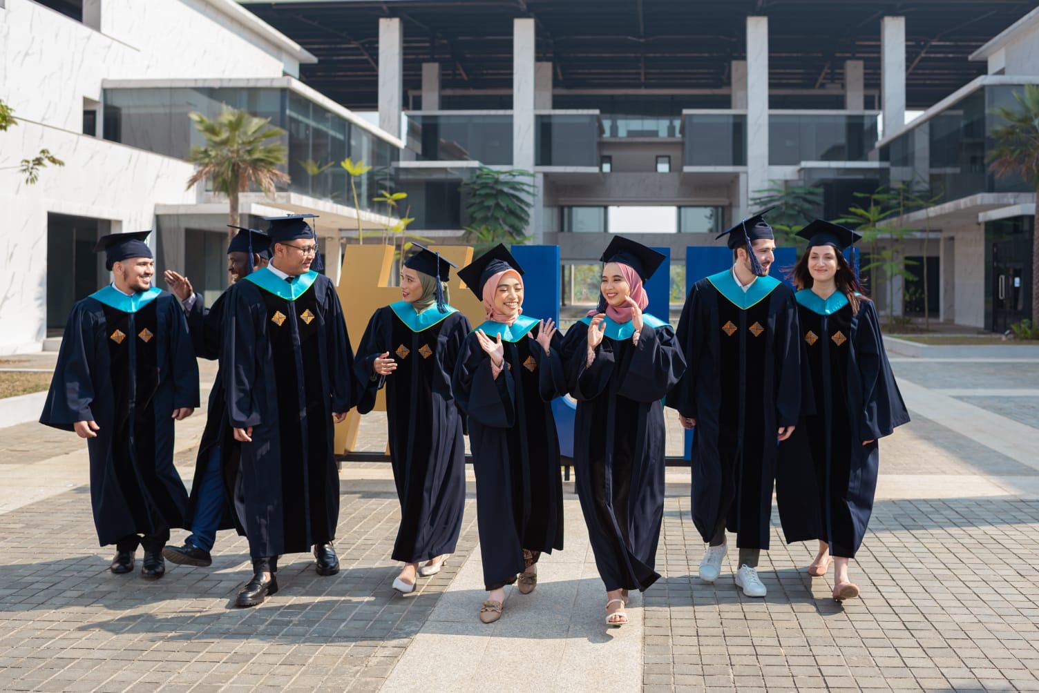 Wisudawan Universitas Islam Internasional Indonesia (UIII).