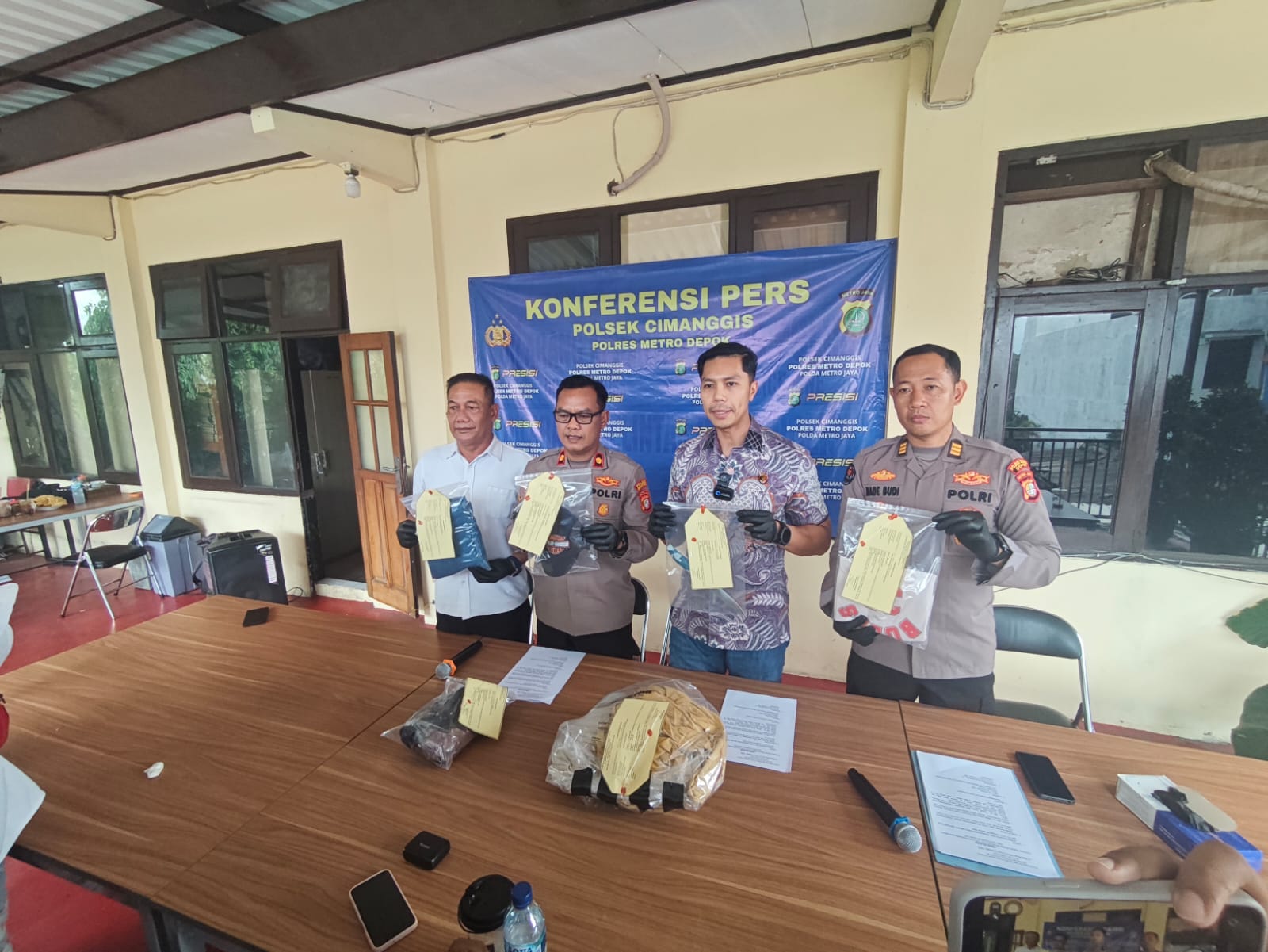 Polres Depok menunjukkan barang bukti yang digunakan ES, seorang tersangka kasus penusukan kepada rekannya hingga tewas di kawasan Cilangkap, Depok.