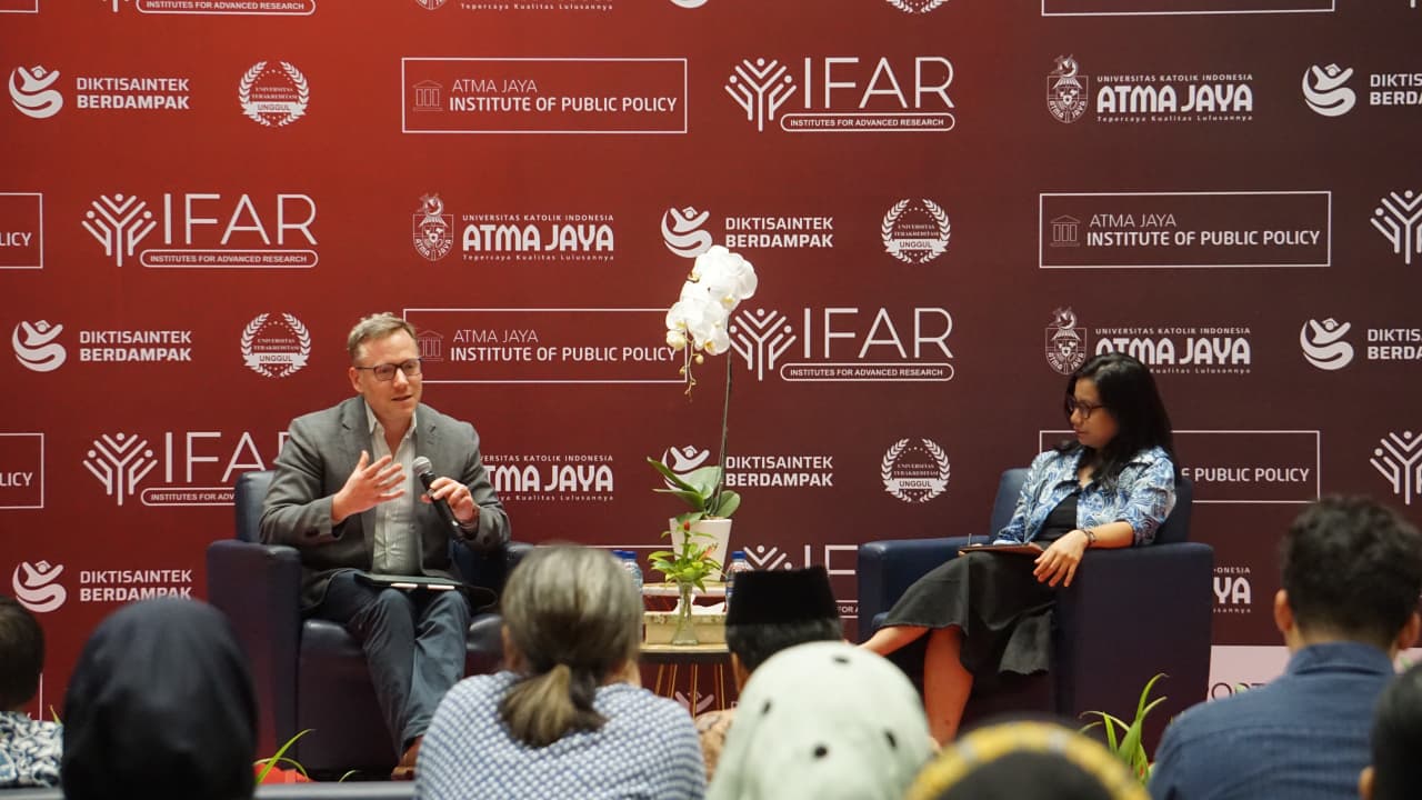 Seminar publik yang diselenggarakan IPP Unika Atma Jaya membahas iklim demokrasi di AS di bawah kepemimpinan Presiden Donald Trump. (Hilmi/Jawa Pos)