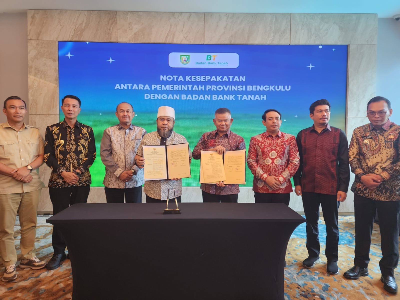 Plt Kepala Badan Bank Tanah Hakiki Sudrajat dan Gubernur Bengkulu Helmi Hasan menandatangani nota kesepakatan untuk pengelolaan lahan terlantar di Bengkulu, Selasa (13/1) di Hotel Pan Pacific, Jakarta