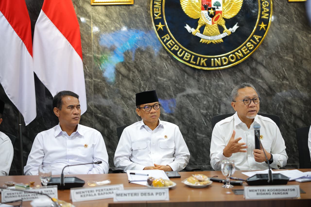 Menko Pangan Zulkifli Hasan bersama&nbsp;Mentan Andi Amran (kiri) dan&nbsp;Mendes&nbsp;dan&nbsp;PDT Yandri Susanto&nbsp;(tengah).