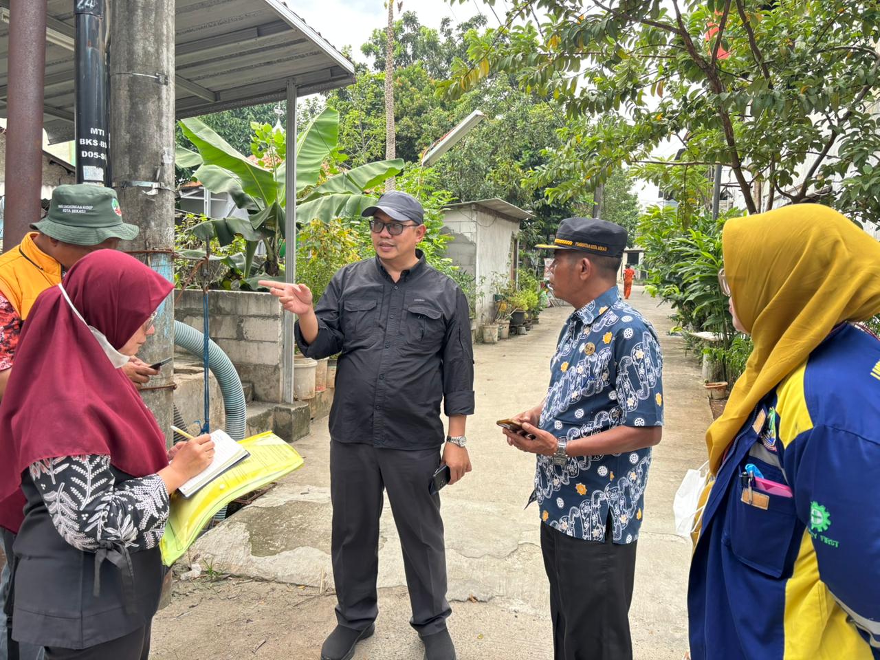 Petugas DLH Kota Bekasi berdiskusi setelah melakukan pemeriksaan sejumlah saluran air di kawasan Jatiasih hingga Galaxy untuk menelusuri bau menyengat.