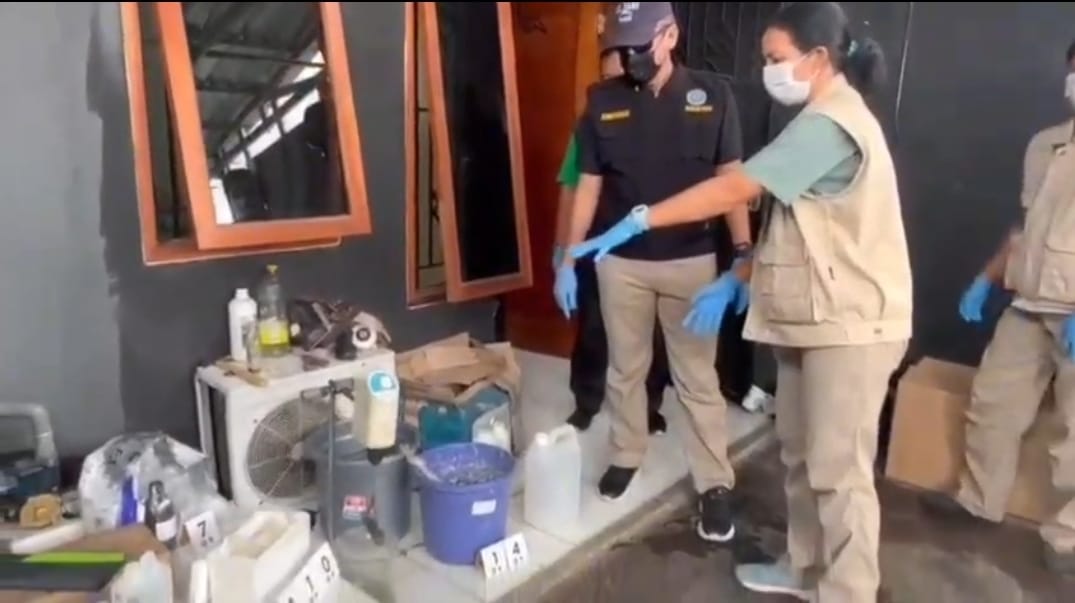 Petugas BNN berhasil merazia pabrik produksi narkotika di kawasan perumahan Kota Tangerang, Banten.