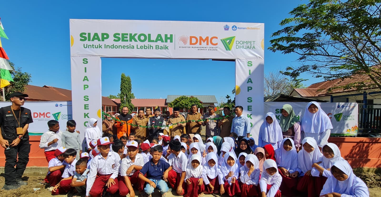 Dompet Dhuafa merenovasi sejumlah sekolah terdampak banjir dan menghadirkan puluhan sekolah darurat di tiga provinsi.