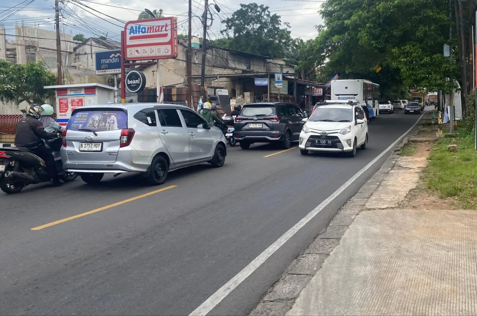 Jalan Sawangan, Kota Depok, semakin padat karena jalanan yang kecil.