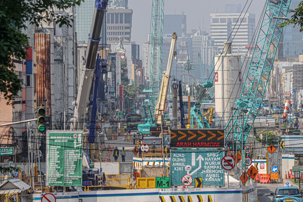 Suasana proyek pengerjaan MRT Fase 2, di kawasan Jalan Gajah Masa, Jakarta Pusat.
