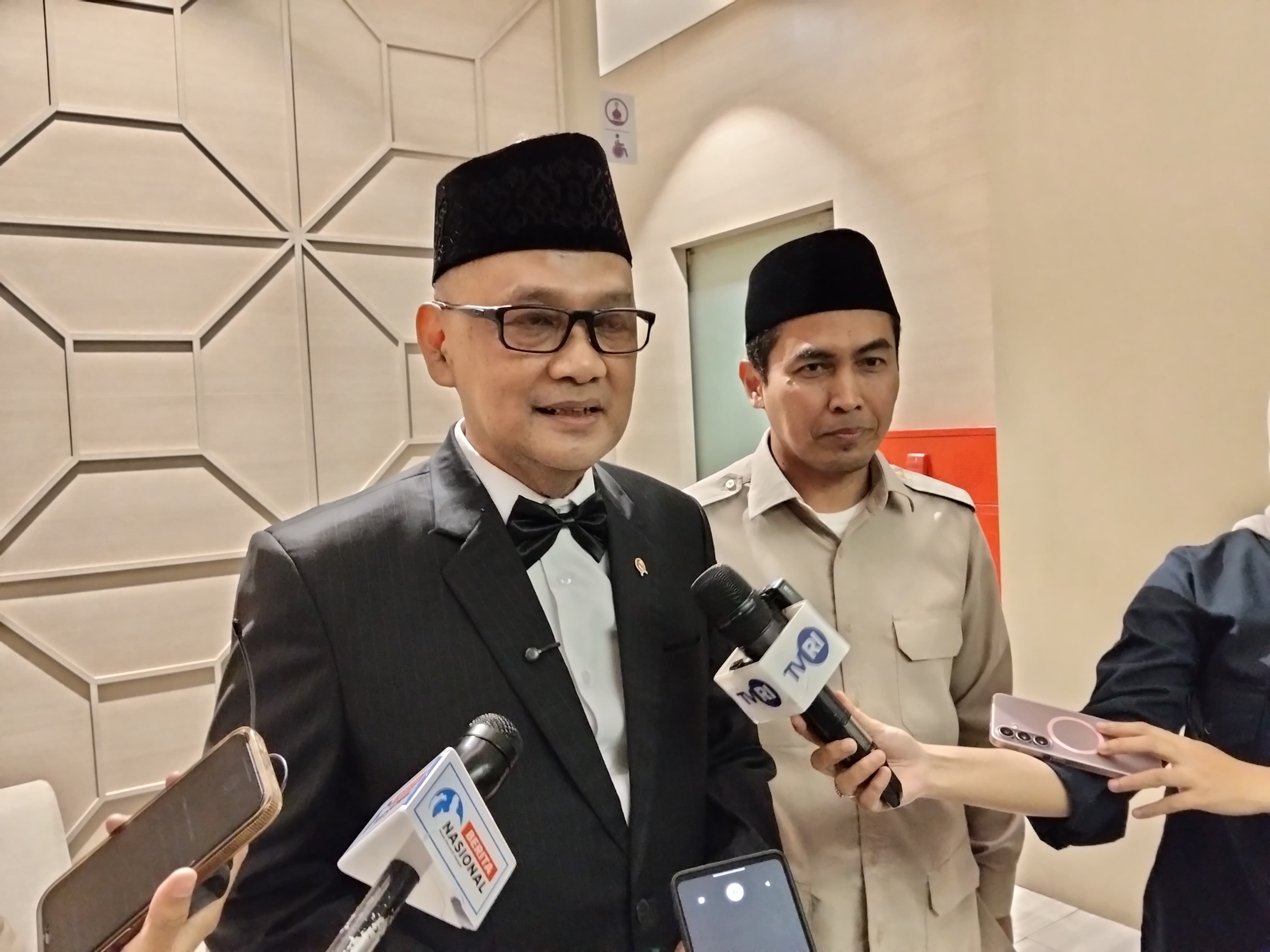 Menteri Haji dan Umrah (Menhaj) Mochammad Irfan Yusuf (kiri) bersama Dirjen Pengembangan Ekosistem Haji dan Umrah Kemenhaj Jaenal Efendi di Jakarta (14/1). (Hilmi/Jawa Pos)