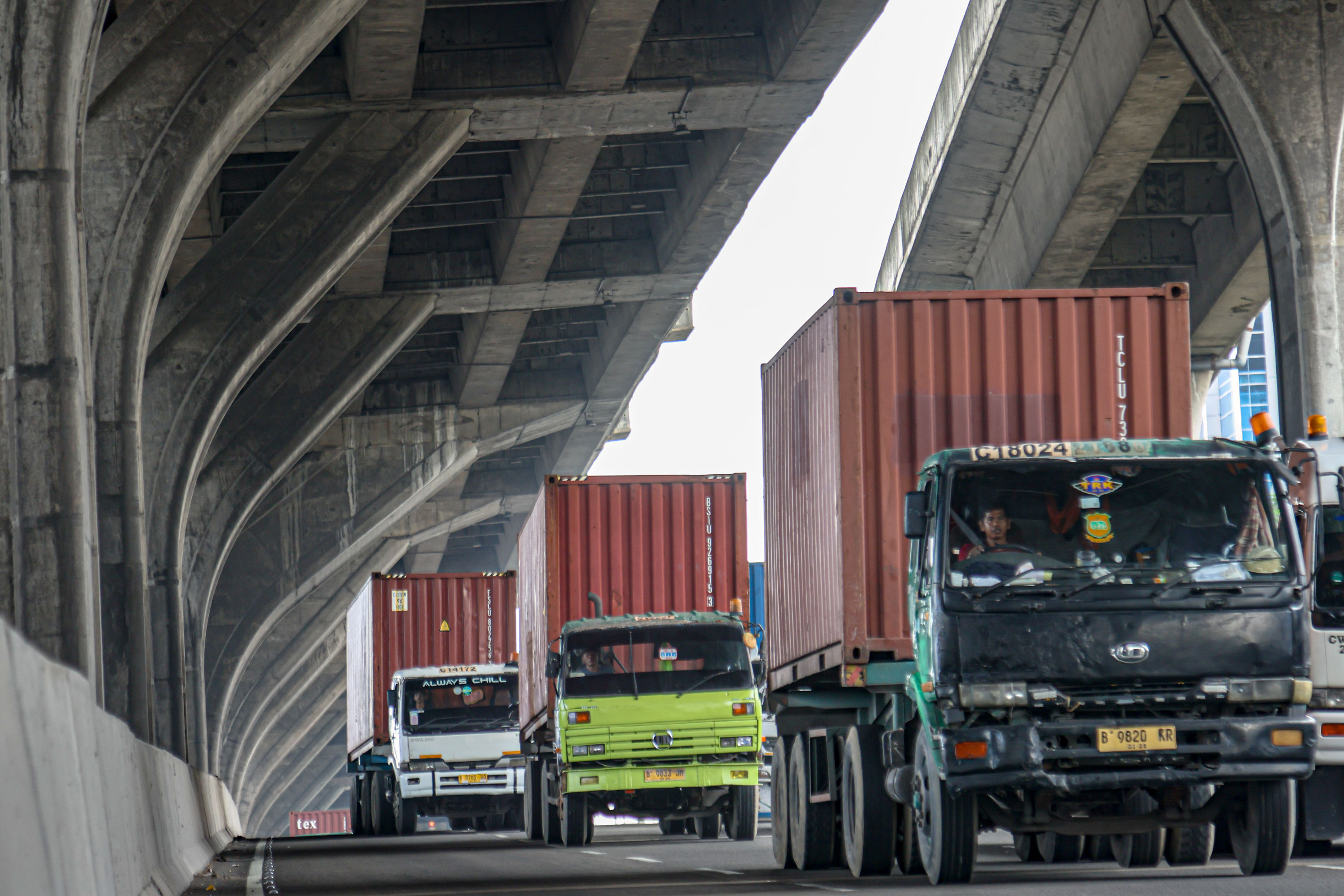 Sopir truk trailer bekerja melintasi Jalan Raya Cilincing, Jakarta Utara