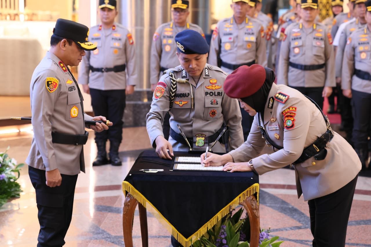 Dirres PPA dan PPO Kombespol Rita Wulandari Wibowo (kanan) menandatangani berkas setelah pelantikan di Mapolda Metro Jaya.