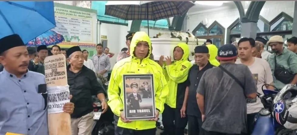 Jajaran Polsek Pesanggrahan, Jakarta Selatan, ikut serta dalam proses pemakaman alm. Alvaro, korban pembunuhan oleh ayah tirinya.