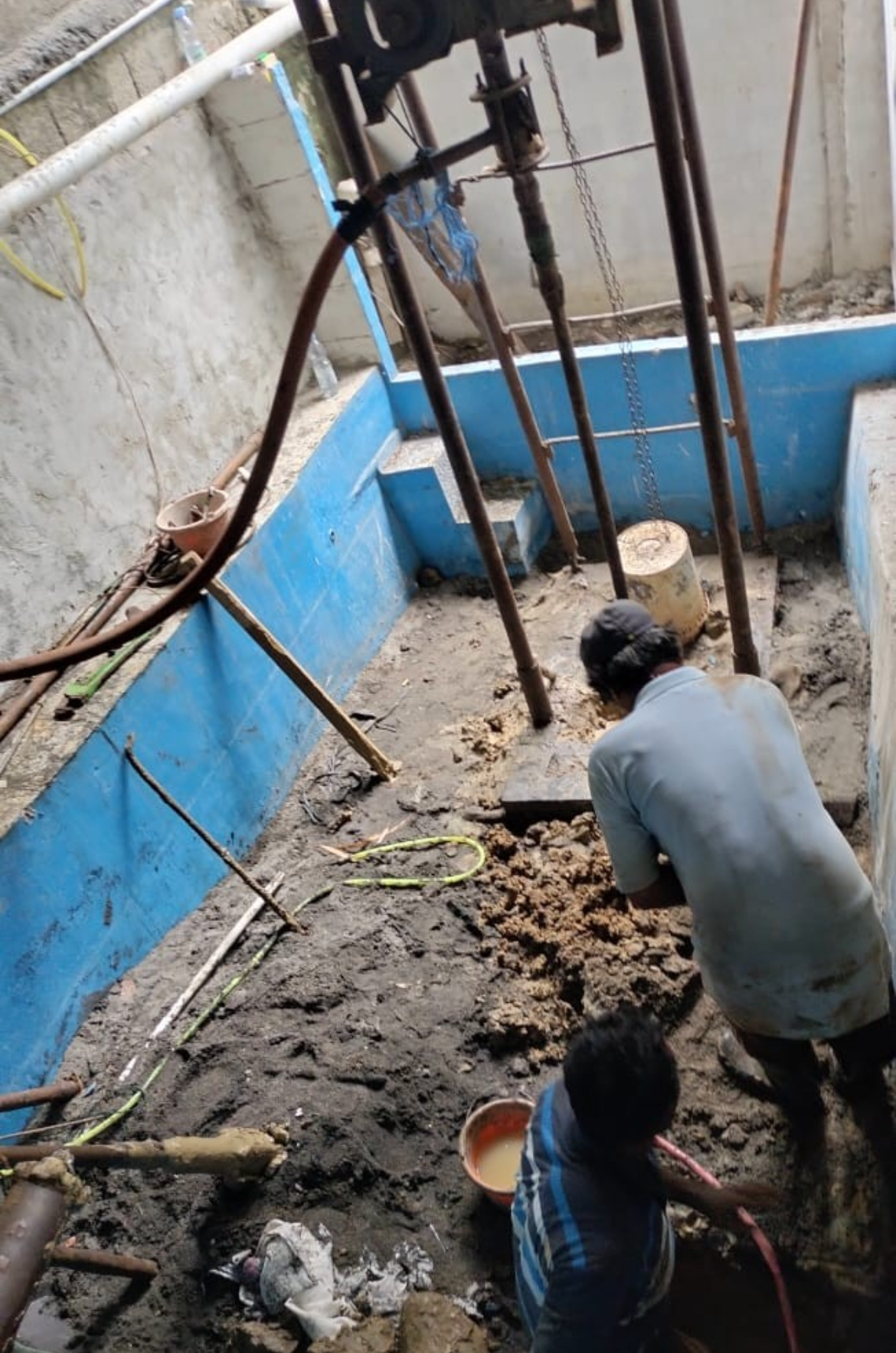 Pekerja membangun MCK dan saluran air bersih di lokasi terdampak banjir bandang di Cisolok.