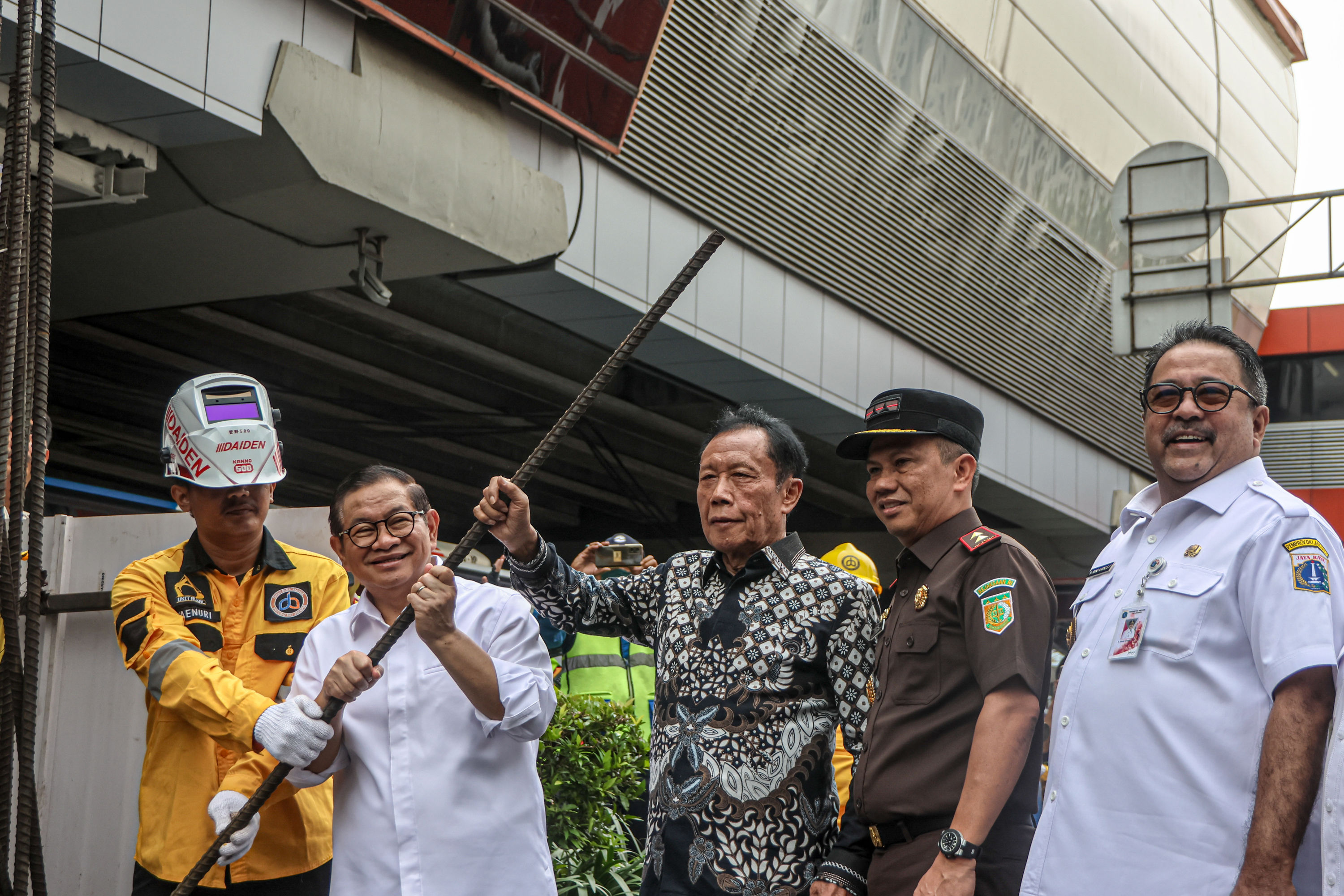 Gubernur DKI Jakarta Pramono Anung (dua kiri) bersama Gubernur DKI Jakarta ke 12 Sutiyoso (tiga kiri) dan Wakil Gubernur DKI Jakarta Rano Karno (kanan) menyaksikan pembongkaran tiang Monorel di jalan H.R. Rasuna Said, Jakarta, Rabu (15/01/2026). Pemprov D