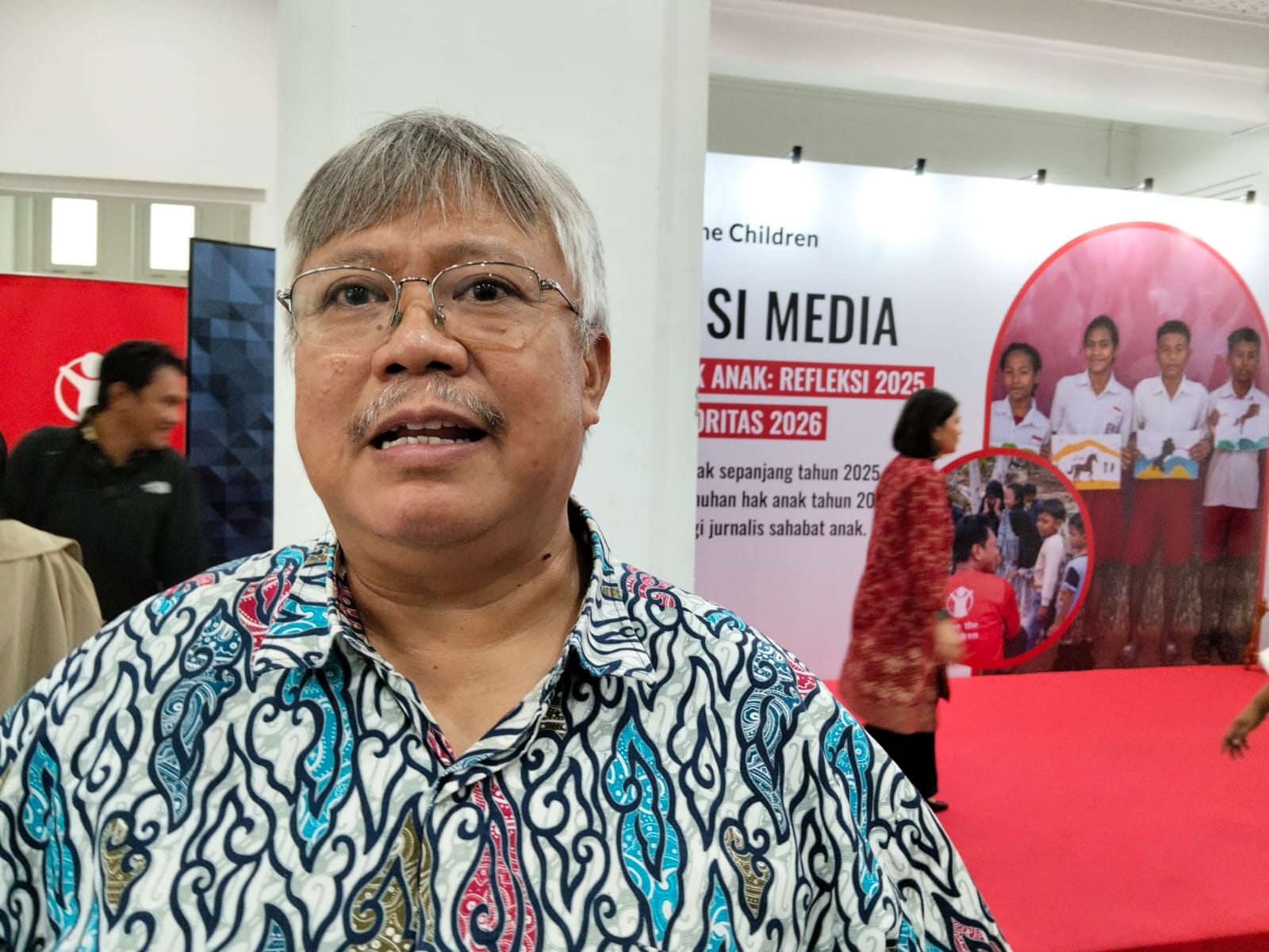 Senior Director, Advocacy, Campaign, and Government Relation Save The Children Tata Sudrajat menyampaikan penjelasan soal anak kecanduan gadget di Jakarta (14/1). (Hilmi/Jawa Pos)
