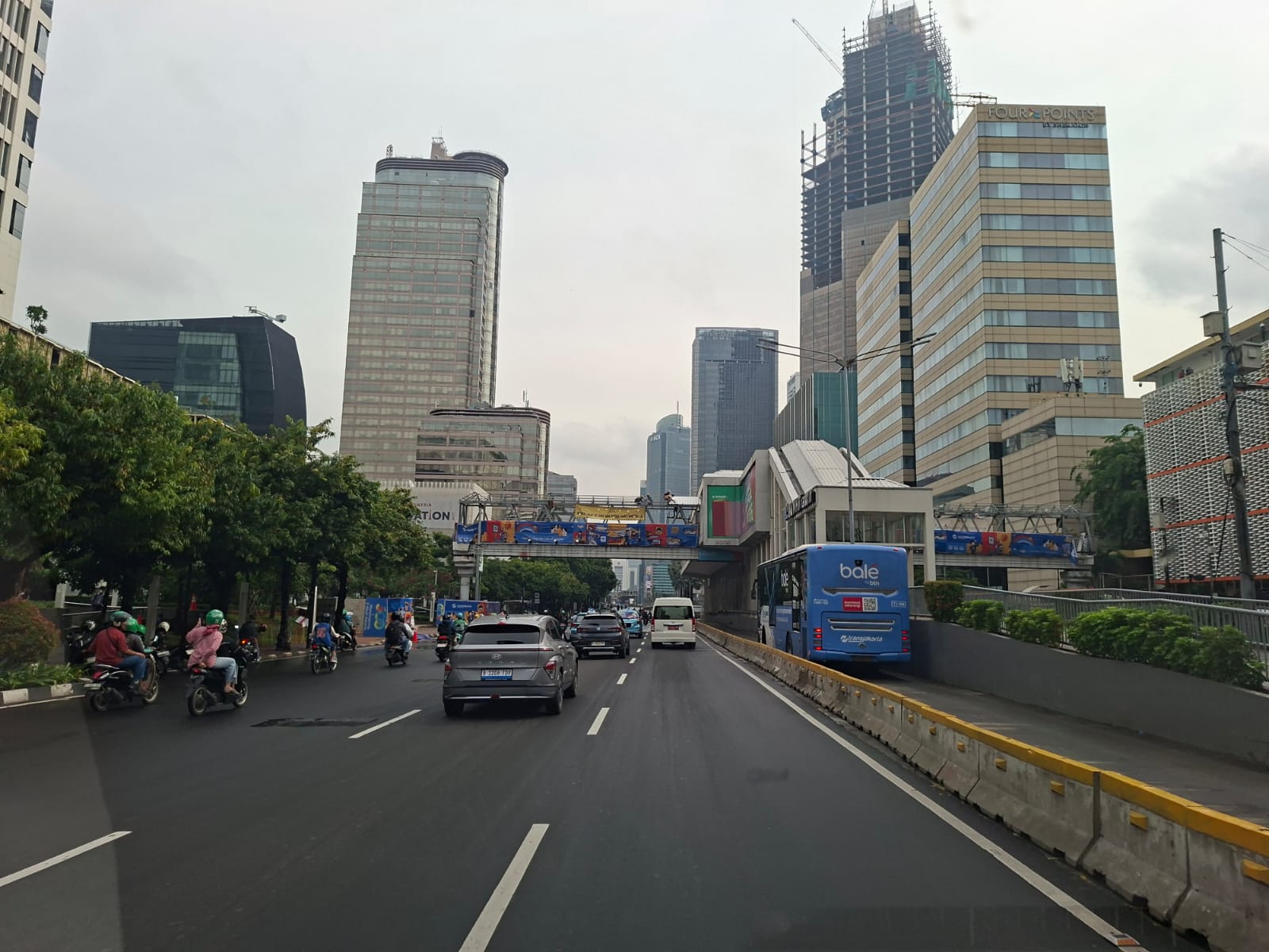 : JPO di atas Jalan MH Thamrin, Jakarta Pusat, tetap berdiri kuat untuk menyambungkan jalan ke arah Sarinah.