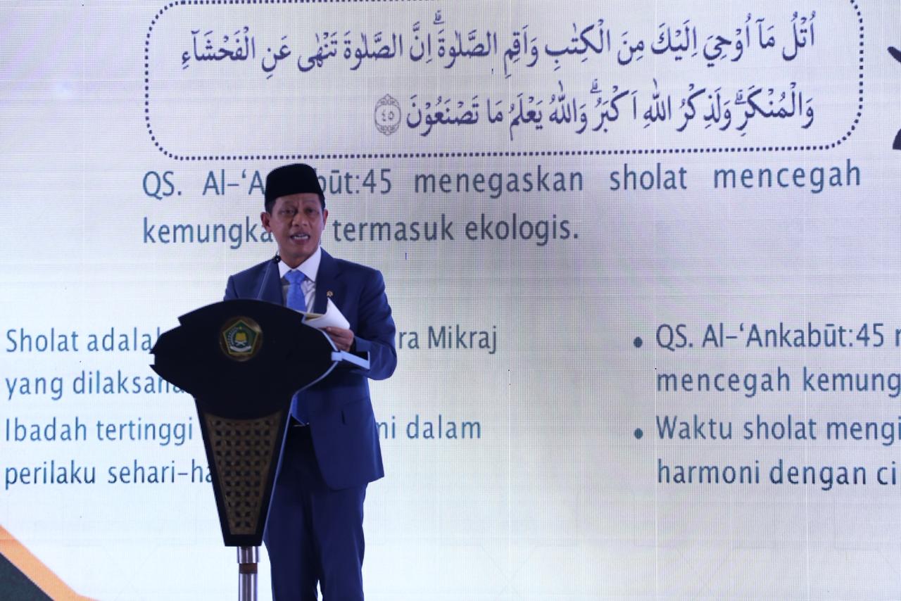 Menteri Lingkungan Hidup Hanif Faisol Nurofiq menyampaikan ceramah dalam peringatan Isra Miraj Tingkat Kenegaraan di Masjid Istiqlal Jakarta (15/1) malam. (Hilmi/Jawa Pos)