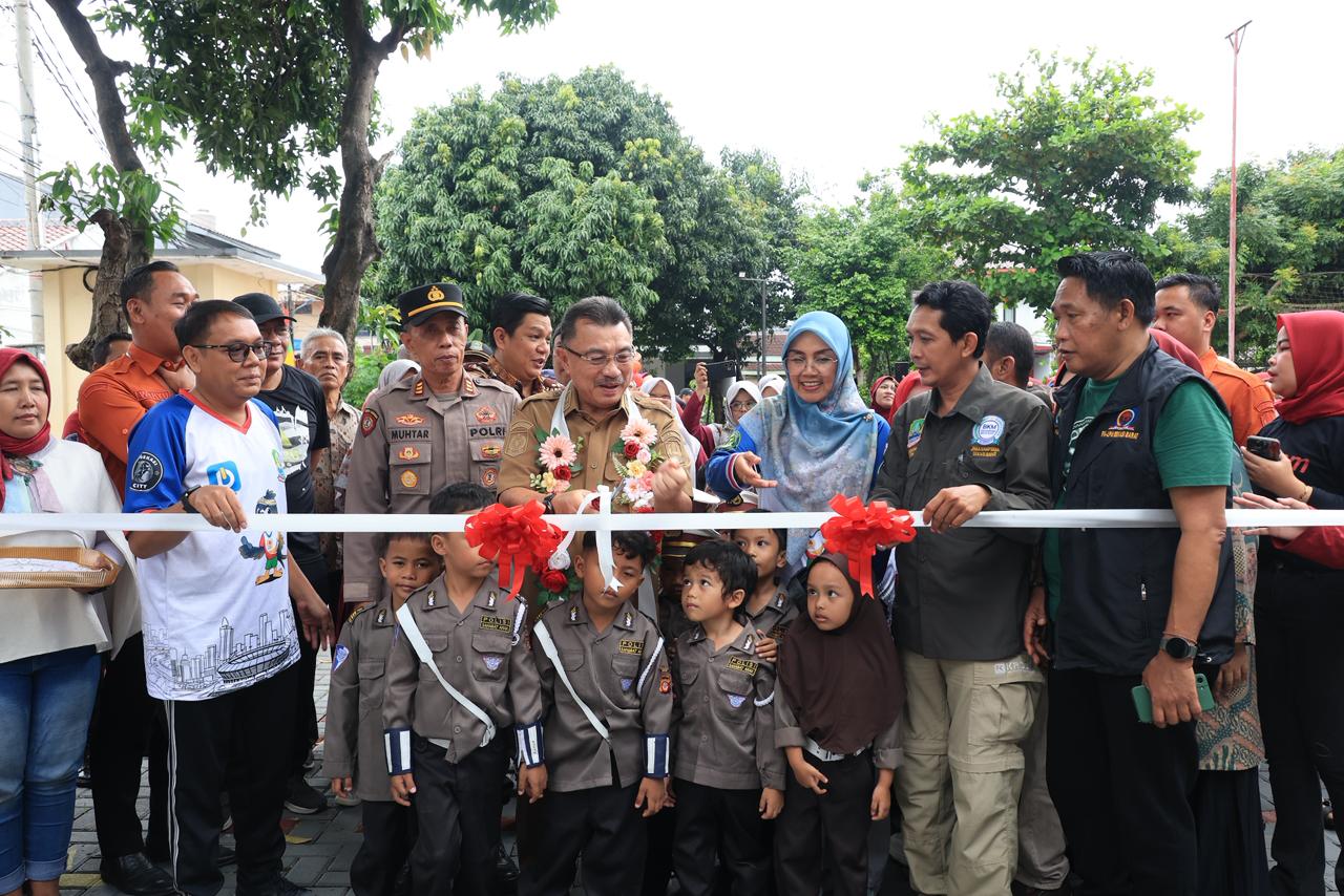 Wakil Wali Kota Bekasi Abdul Harris Bobihoe meresmikan Taman Sakura RW17 di Perumahan Bahagia Permai, Kelurahan Jakasampurna, Kecamatan Bekasi Barat.