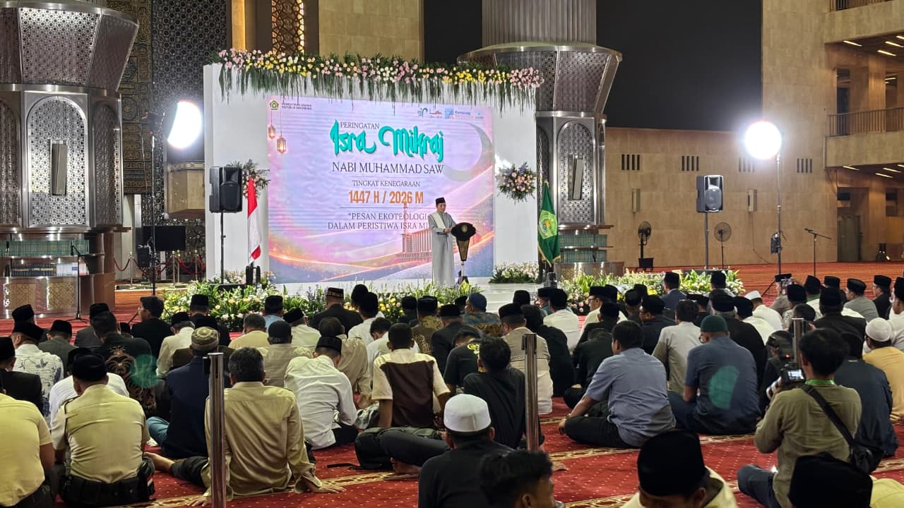 Ratusan jemaah menghadiri peringatan Isra Miraj Tingkat Kenegaraan di Masjid Istiqlal Jakarta (15/1) malam. Tema utama yang diangkat adalah ekoteologi. (Hilmi/Jawa Pos)