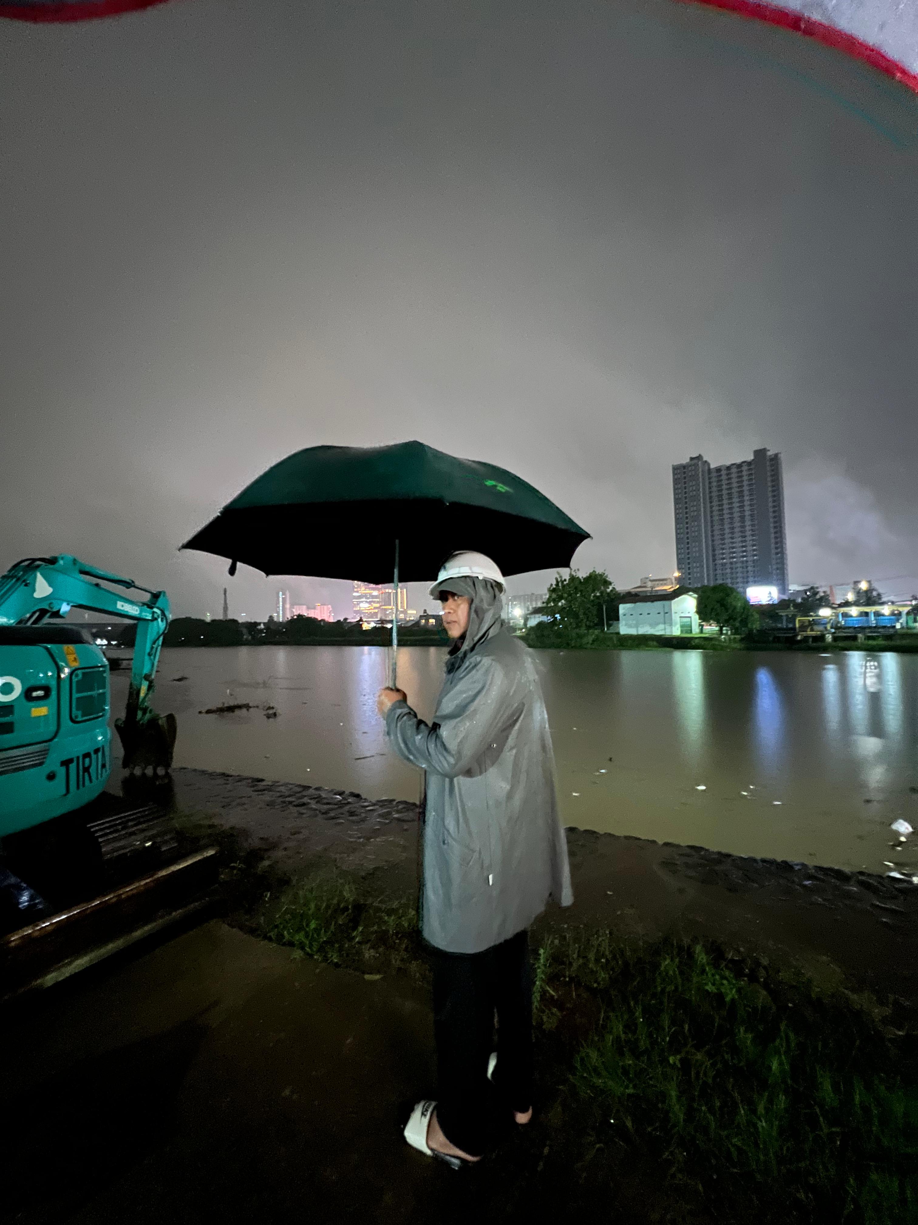 Wali Kota Bekasi Tri Adhianto mengecek Pintu Air Prisdo.