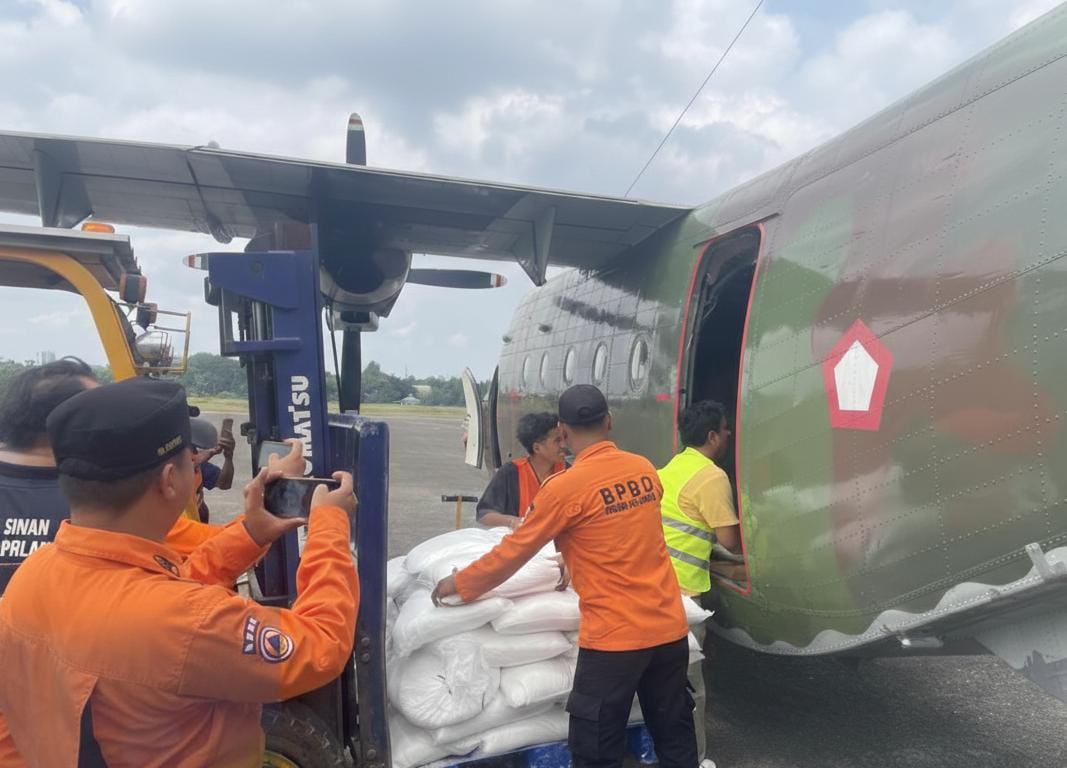 Petugas BPBD DKI mempersiapkan bahan untuk melakukan modifikasi cuaca di wilayah Jakarta.