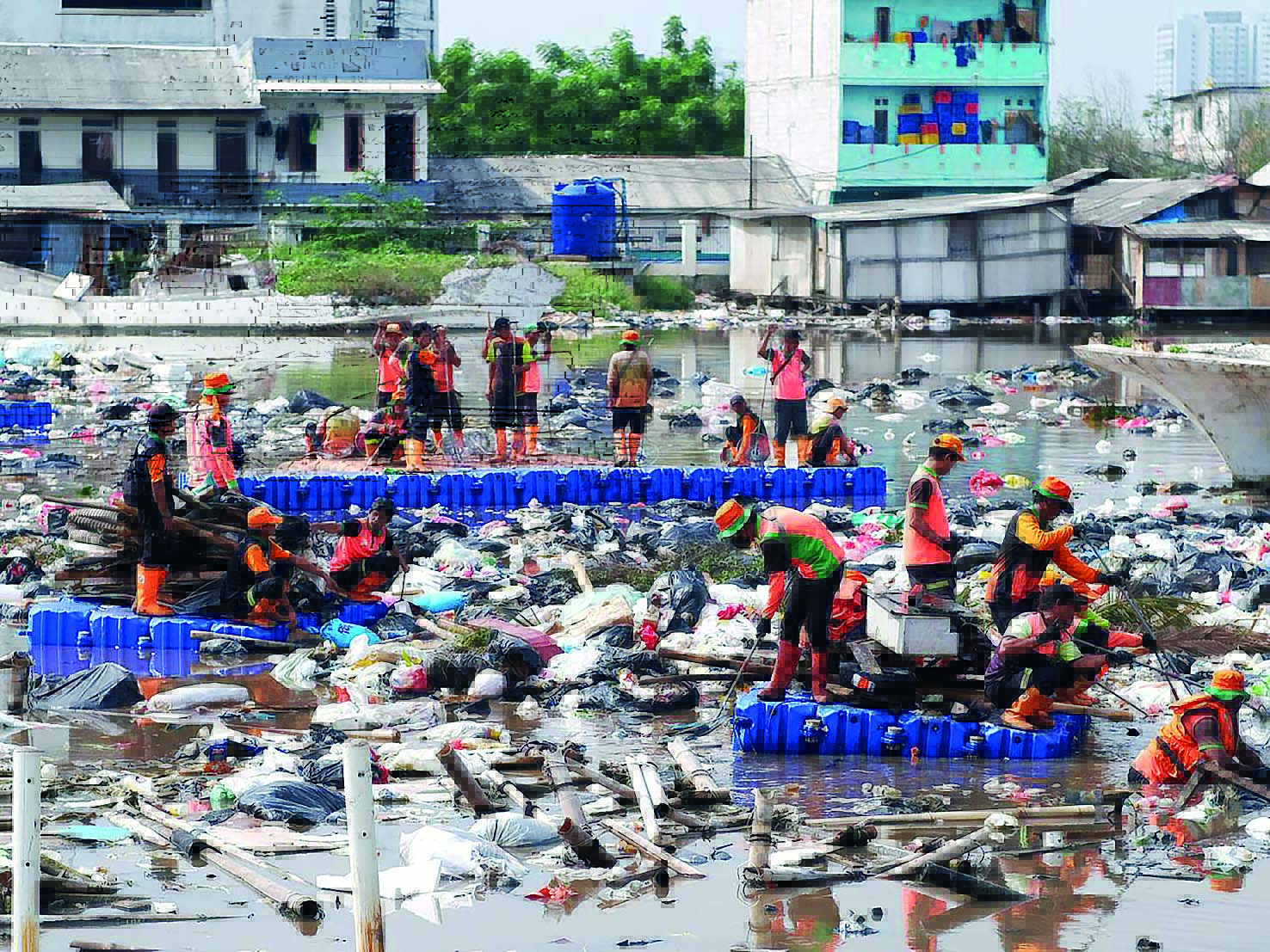 Petugas DLH DKI Jakarta mengangkut sampah yang berserakan di kawasan pesisir Tanggul Laut Muara Baru, Jakarta Utara.