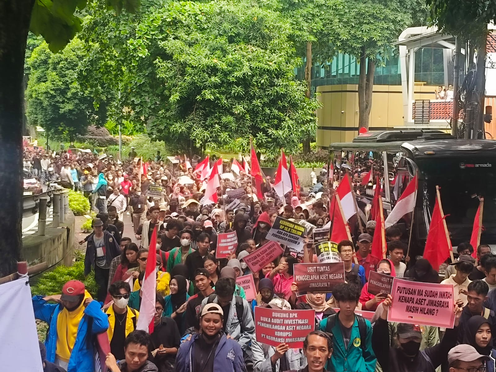 Serikat Pemuda Kerakyatan (SPKR) saat melakukan aksinya.