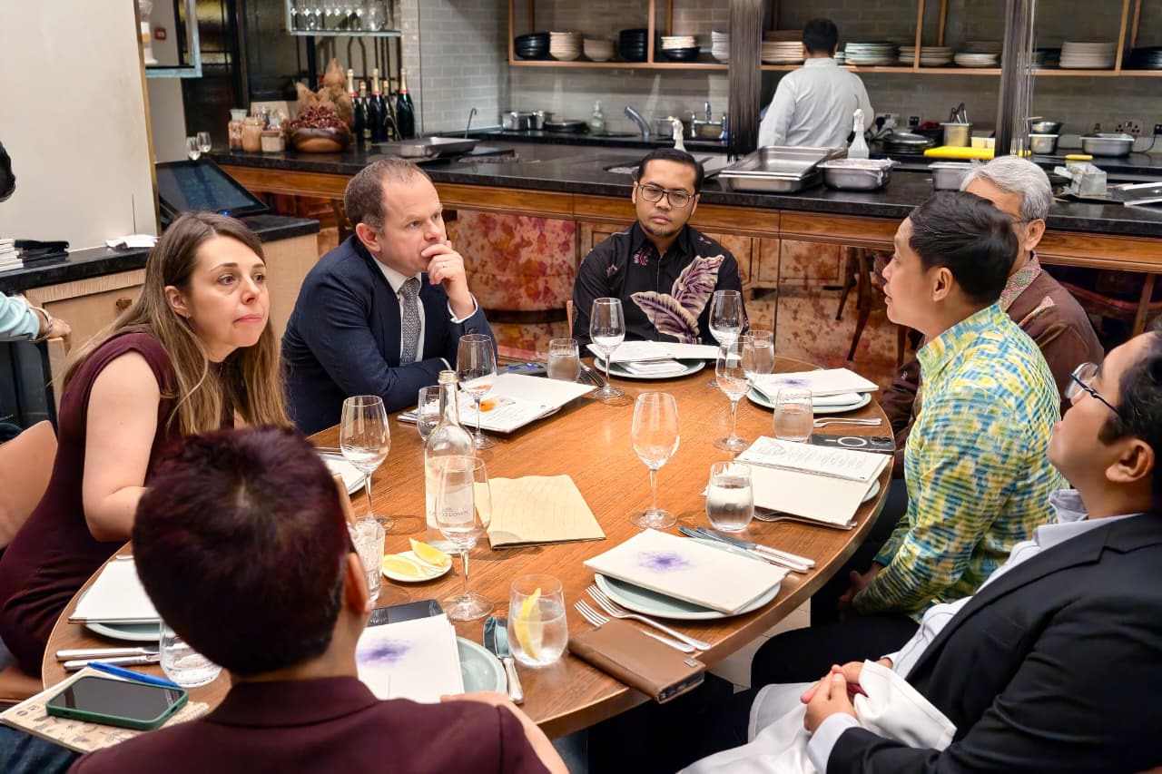 Menteri Kehutanan (Menhut) Raja Juli Antoni menggelar lunch meeting bersama Direktur Eksekutif The Royal Foundation of The Prince and Princess of Wales Tom Clements di London (19/1). (Dok. Kememhut)