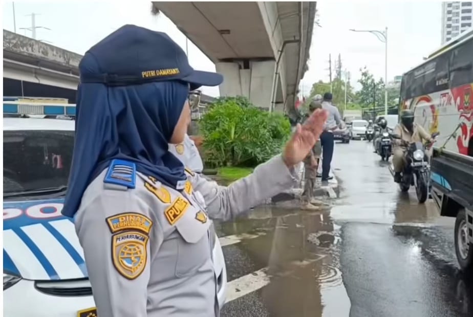 Petugas Dishub Jakbar ditempatkan di titik rawan.