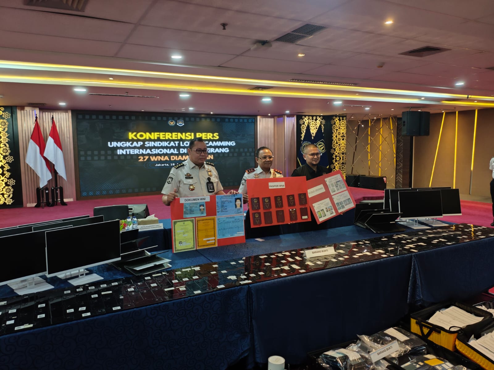 Amankan barang bukti: Plt Direktur Jenderal Imigrasi, Yuldi Yusman (tengah) menunjukan &nbsp;sejumlah barang bukti yang disita salam operasi penangkapan WNA pelaku love scamming.