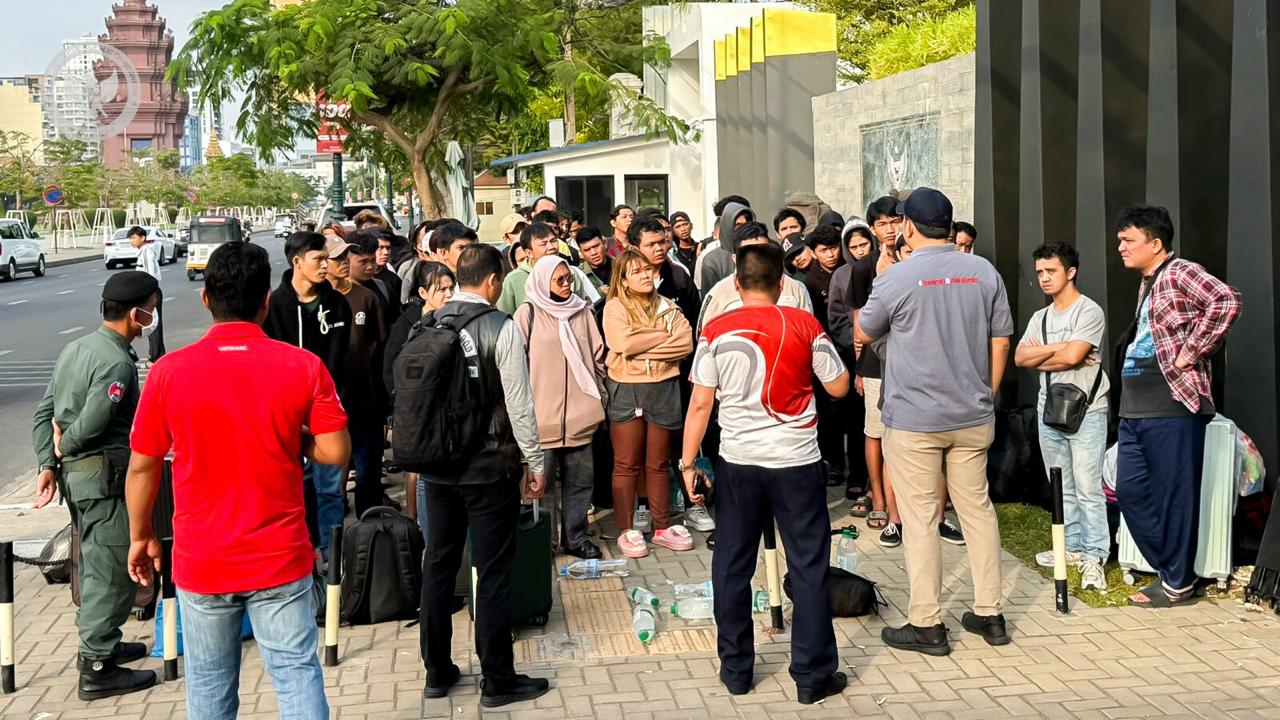 Para WNI mendatangi KBRI Phnom Penh, Kamboja untuk membuat laporan soal kasus penipuan online scam. Mereka meminta dibantu untuk bisa segera pulang ke Indonesia.