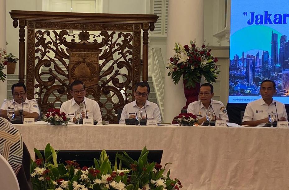 Gubernur DKI Pramono Anung (dua dari kiri) memberkan pemaparan terkait kinerja APBD DKI Tahun 2025 di Balai Kota, Jakarta Pusat.