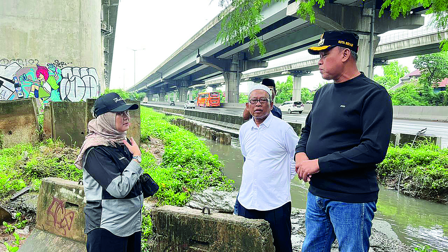 Wali Kota Bekasi Tri Adhianto mengecek lokasi banjir di kawasan Kecamatan Rawalumbu.