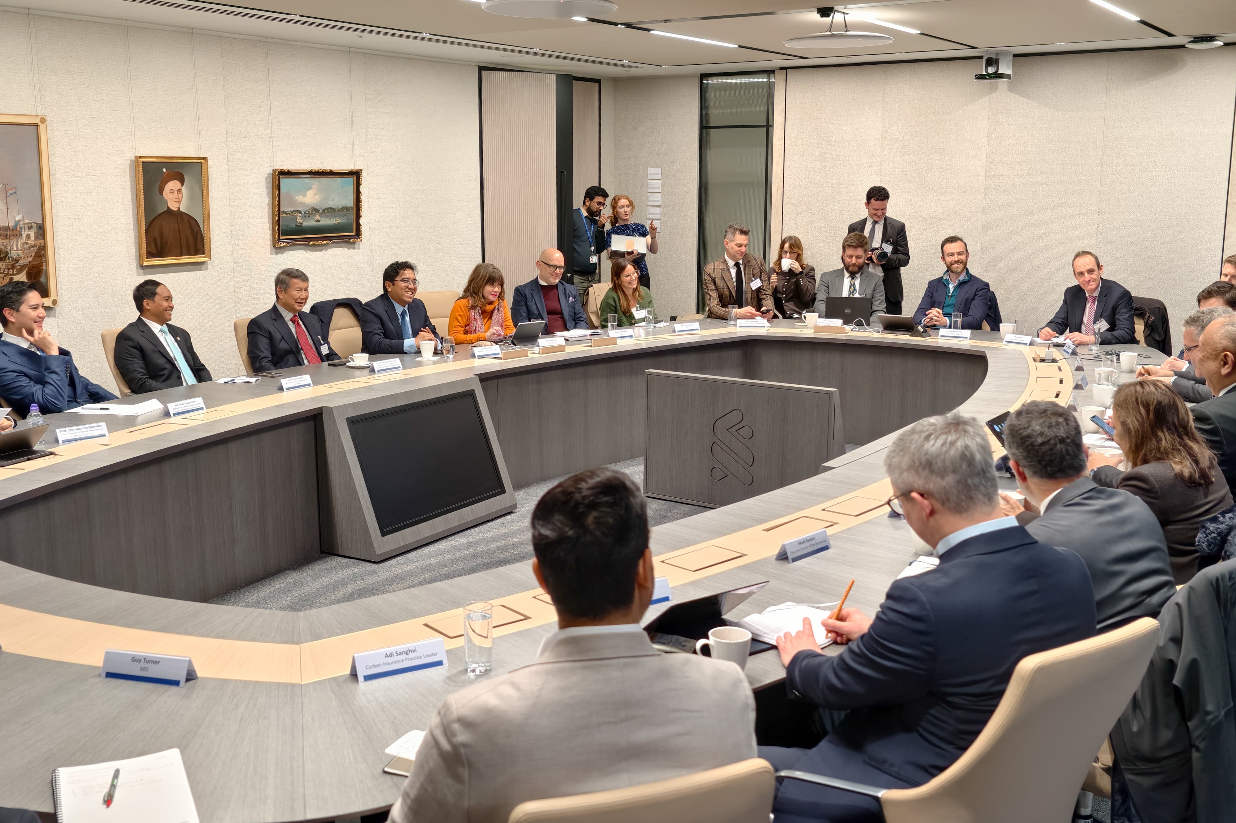 Pertemuan meja bundar yang dilangsungkan di London, Inggris. Dalam pertemuan ini, Menteri Kehutanan Raja Juli Antoni mengumumkan Indonesia bergabung dalam The Coalition to Grow Carbon Markets.