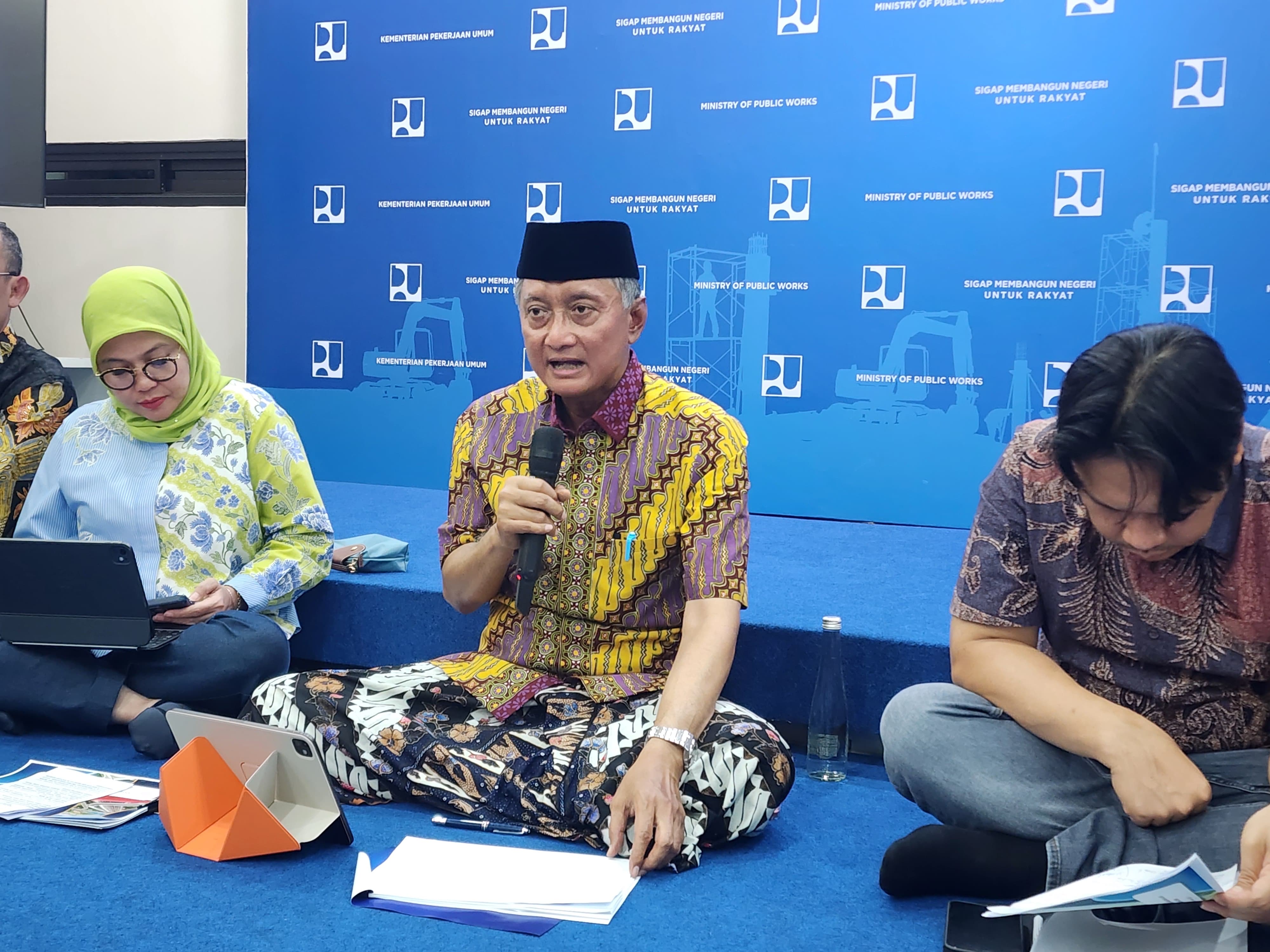Menteri PU Dody Hanggodo menjelaskan perkembangan pemulihan akses yang terdampak bencana dalam Media Briefing di Kementerian PU, Jumat (16/1).