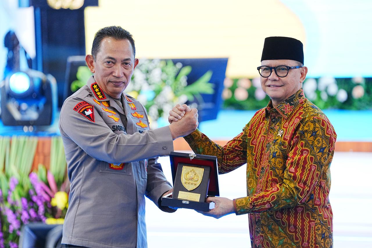 Kapolri Jenderal Listyo Sigit Prabowo (kiri) memberikan cinderamata kepada Menteri P2MI, Mukhtarudin.