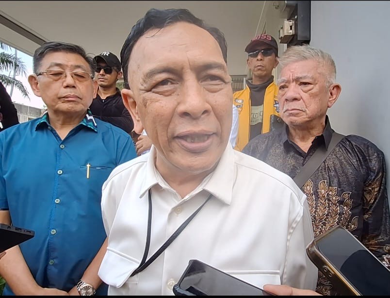 Husein Ibrahim didampingi kuasa hukum memberikan keterangan pers di PN Bekasi.
