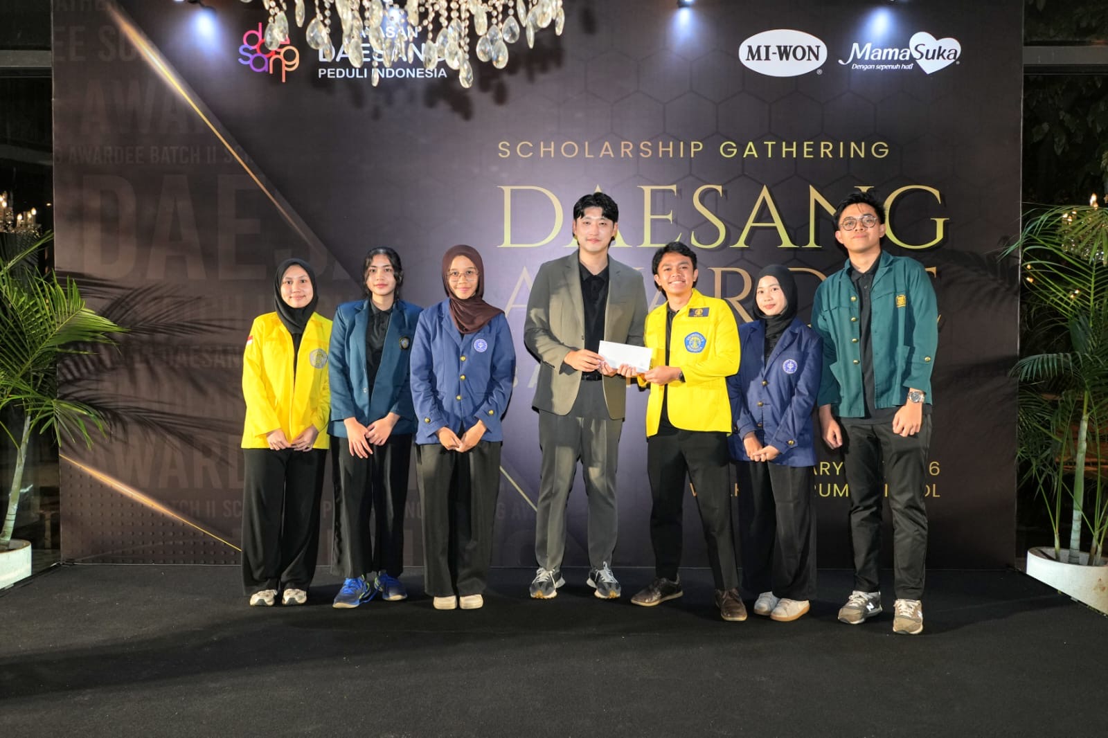 Sebanyak 30 mahasiswa berprestasi dari lima kampus top di Indonesia menerima beasiswa dari Yayasan Daesang Peduli Indonesia. (Dok. Yayasan Daesang Peduli Indonesia)