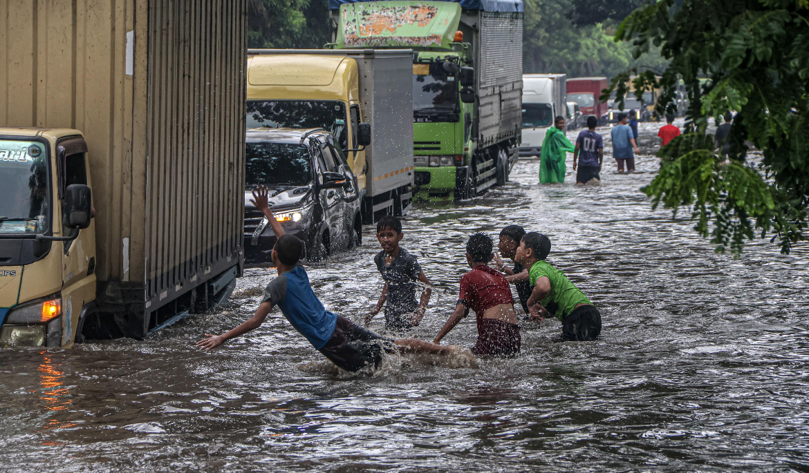 Kendaraan harus menerobos banjir yang menggenangi Jalan Daan Mogot, Jakarta Barat, Kamis (22/1).