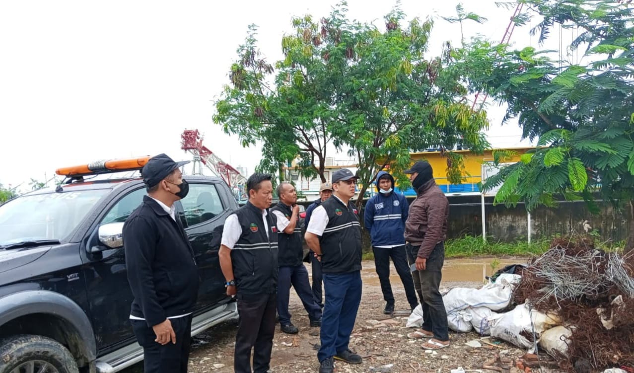 &nbsp;Aparat gabungan mengawal lahan yang kerap dijaringkan tempat pembuangan sampah liar dan puing ilegal di Jakarta Utara.
