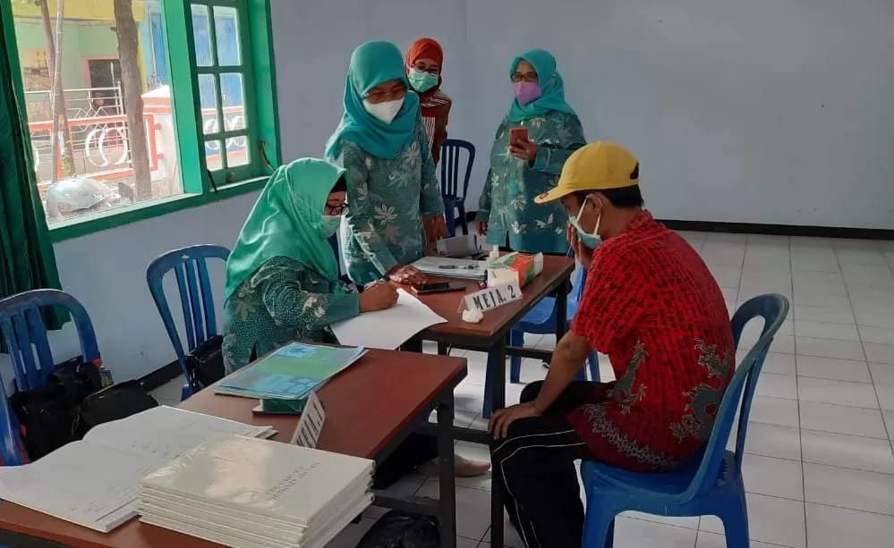 Tenaga kesehatan Puskesmas Gedongan, Mojokerto, Jawa Timur, melakukan skrining pada ODGJ dalam kegiatan Posyandu Jiwa.